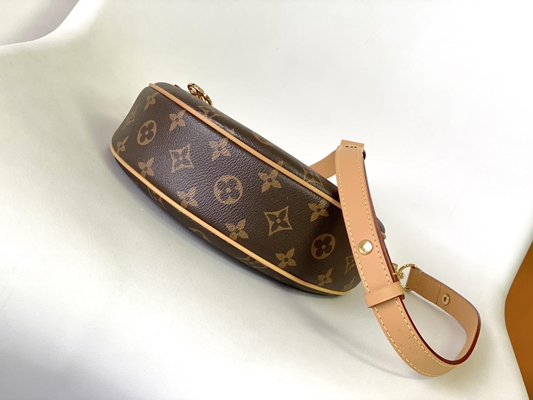 调价p290💰顶级原单 M81098 Nicolas Ghesquière 溯源档案中的 Croissant 手袋，于 2022 早春系列推出 Loop 半月形法棍包。紧凑构型贴合身体律动，拉链前袋配有圆形拉链头，链条和皮革肩带实现肩背和斜挎选择。尺寸：23 x 13 x 6 厘米