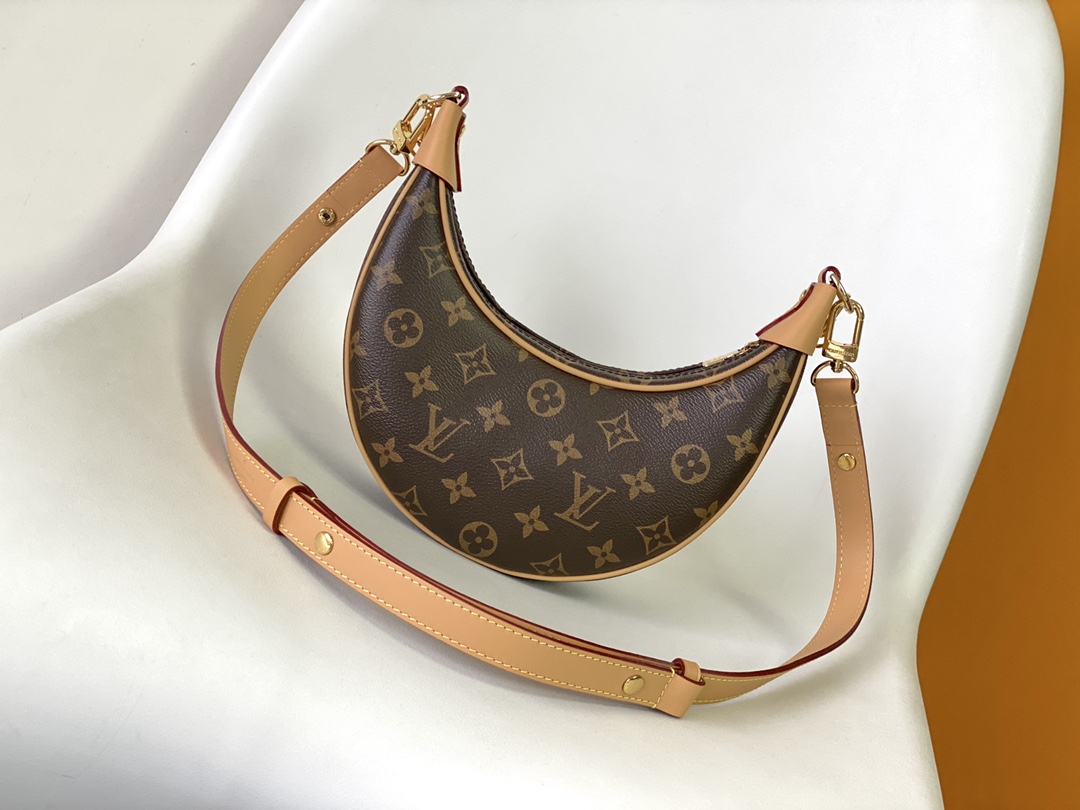 调价p290💰顶级原单 M81098 Nicolas Ghesquière 溯源档案中的 Croissant 手袋，于 2022 早春系列推出 Loop 半月形法棍包。紧凑构型贴合身体律动，拉链前袋配有圆形拉链头，链条和皮革肩带实现肩背和斜挎选择。尺寸：23 x 13 x 6 厘米
