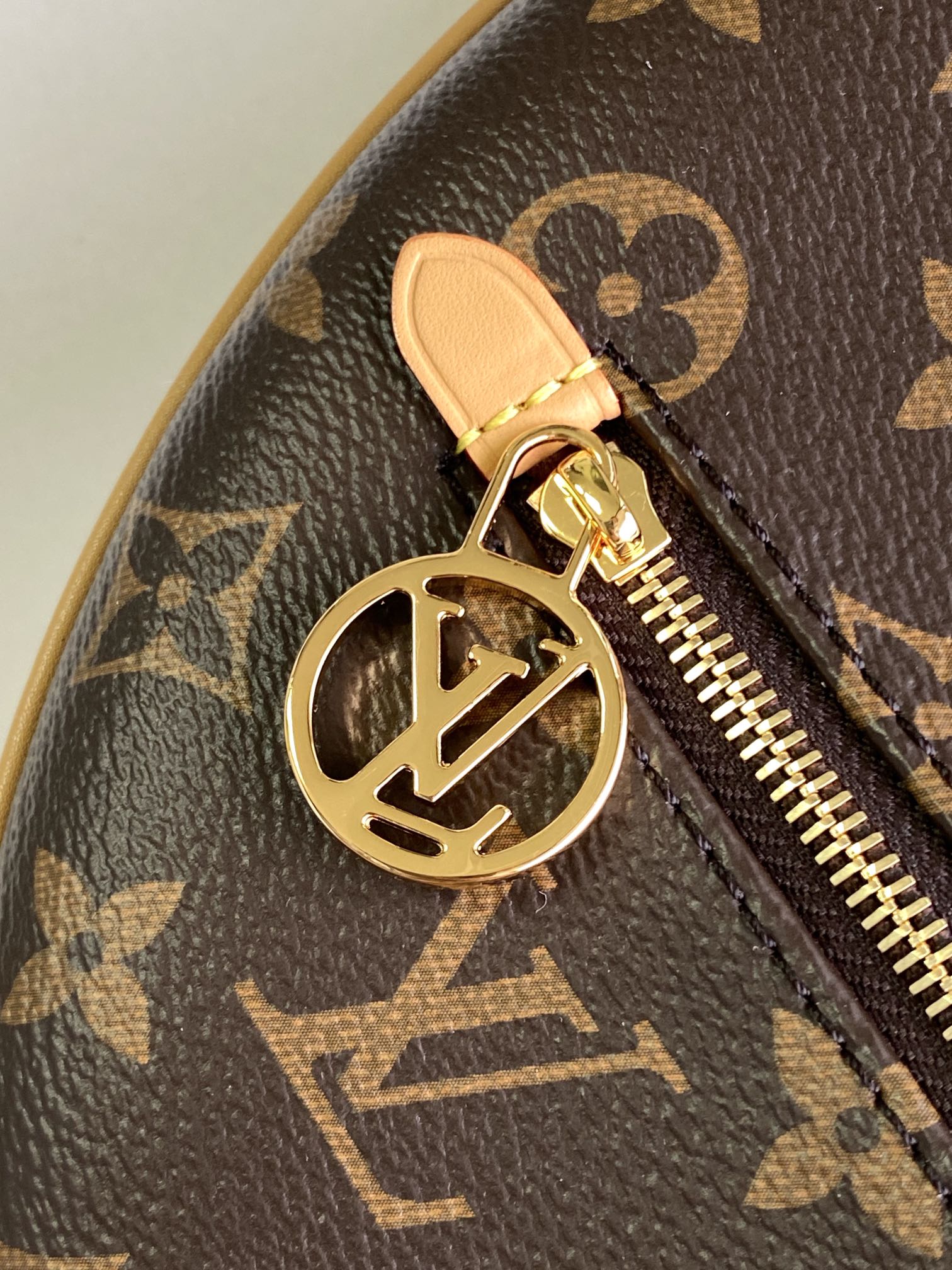调价p290💰顶级原单 M81098 Nicolas Ghesquière 溯源档案中的 Croissant 手袋，于 2022 早春系列推出 Loop 半月形法棍包。紧凑构型贴合身体律动，拉链前袋配有圆形拉链头，链条和皮革肩带实现肩背和斜挎选择。尺寸：23 x 13 x 6 厘米