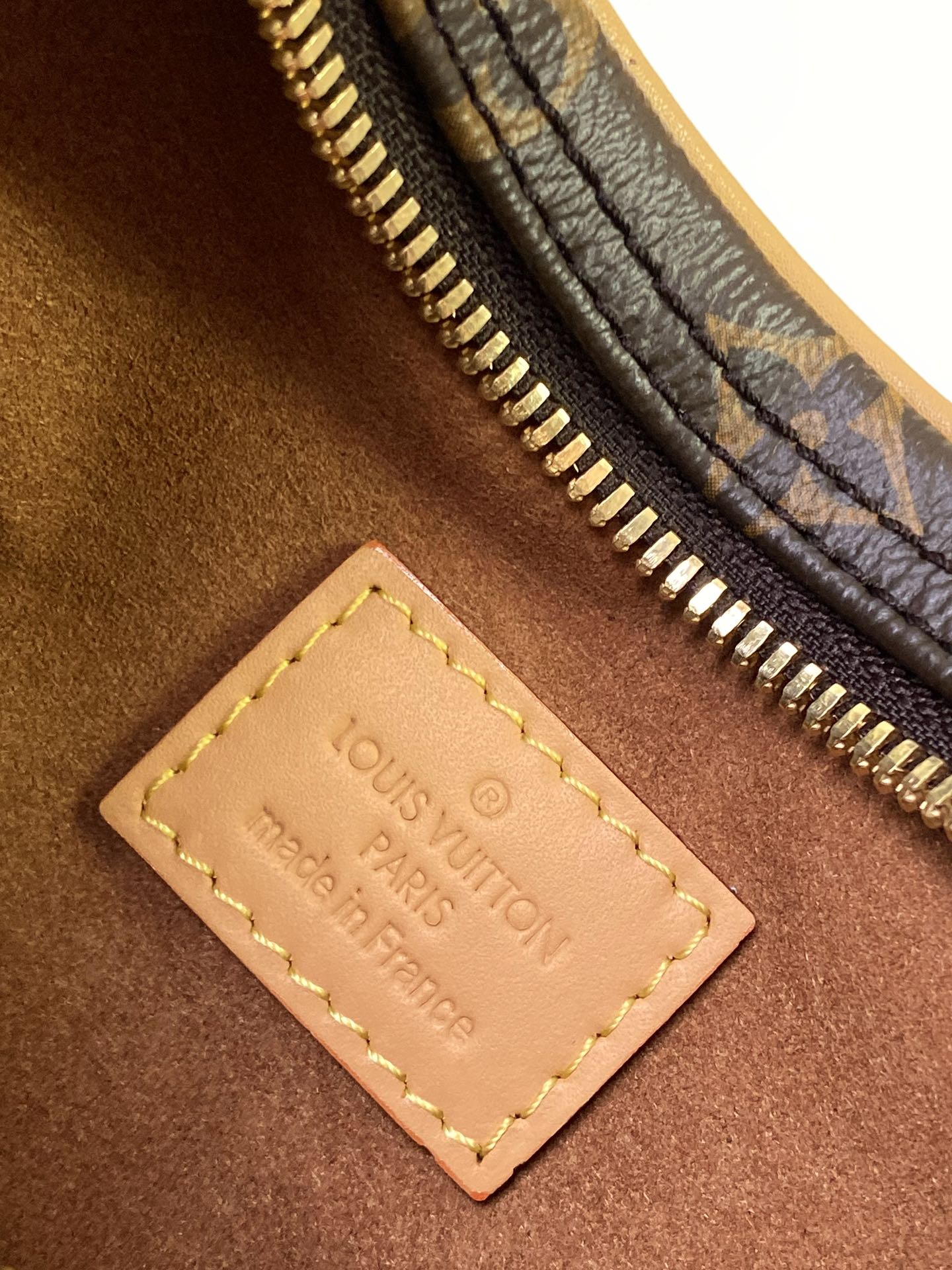 调价p290💰顶级原单 M81098 Nicolas Ghesquière 溯源档案中的 Croissant 手袋，于 2022 早春系列推出 Loop 半月形法棍包。紧凑构型贴合身体律动，拉链前袋配有圆形拉链头，链条和皮革肩带实现肩背和斜挎选择。尺寸：23 x 13 x 6 厘米