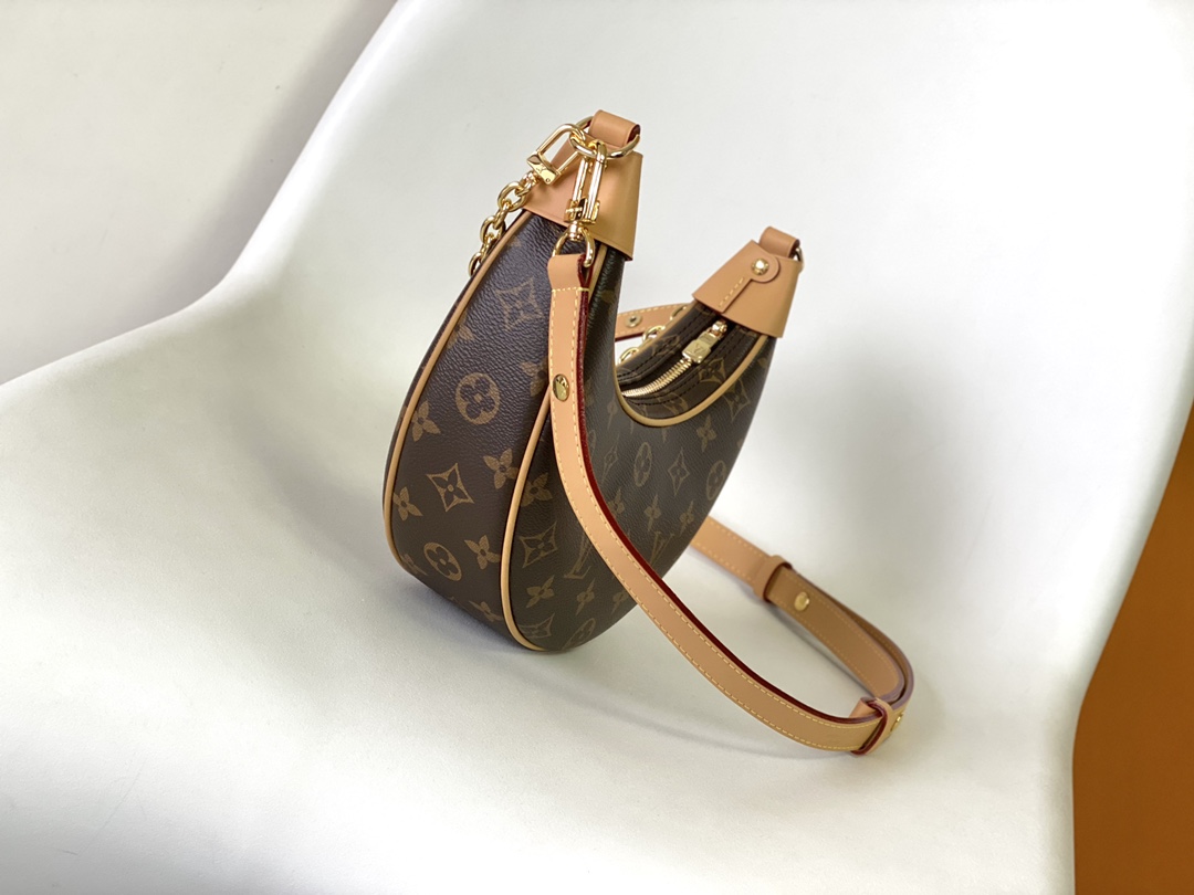 调价p290💰顶级原单 M81098 Nicolas Ghesquière 溯源档案中的 Croissant 手袋，于 2022 早春系列推出 Loop 半月形法棍包。紧凑构型贴合身体律动，拉链前袋配有圆形拉链头，链条和皮革肩带实现肩背和斜挎选择。尺寸：23 x 13 x 6 厘米