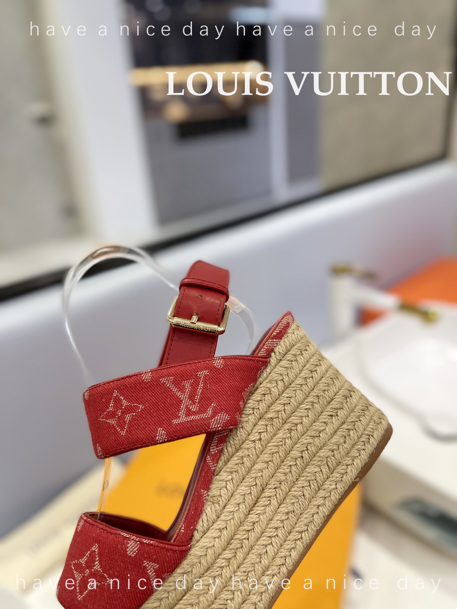 LOUISVuitton最新走秀款厚底凉鞋香港原版购入一比一开模今年的款式比去年增加了老花原素显得更为大