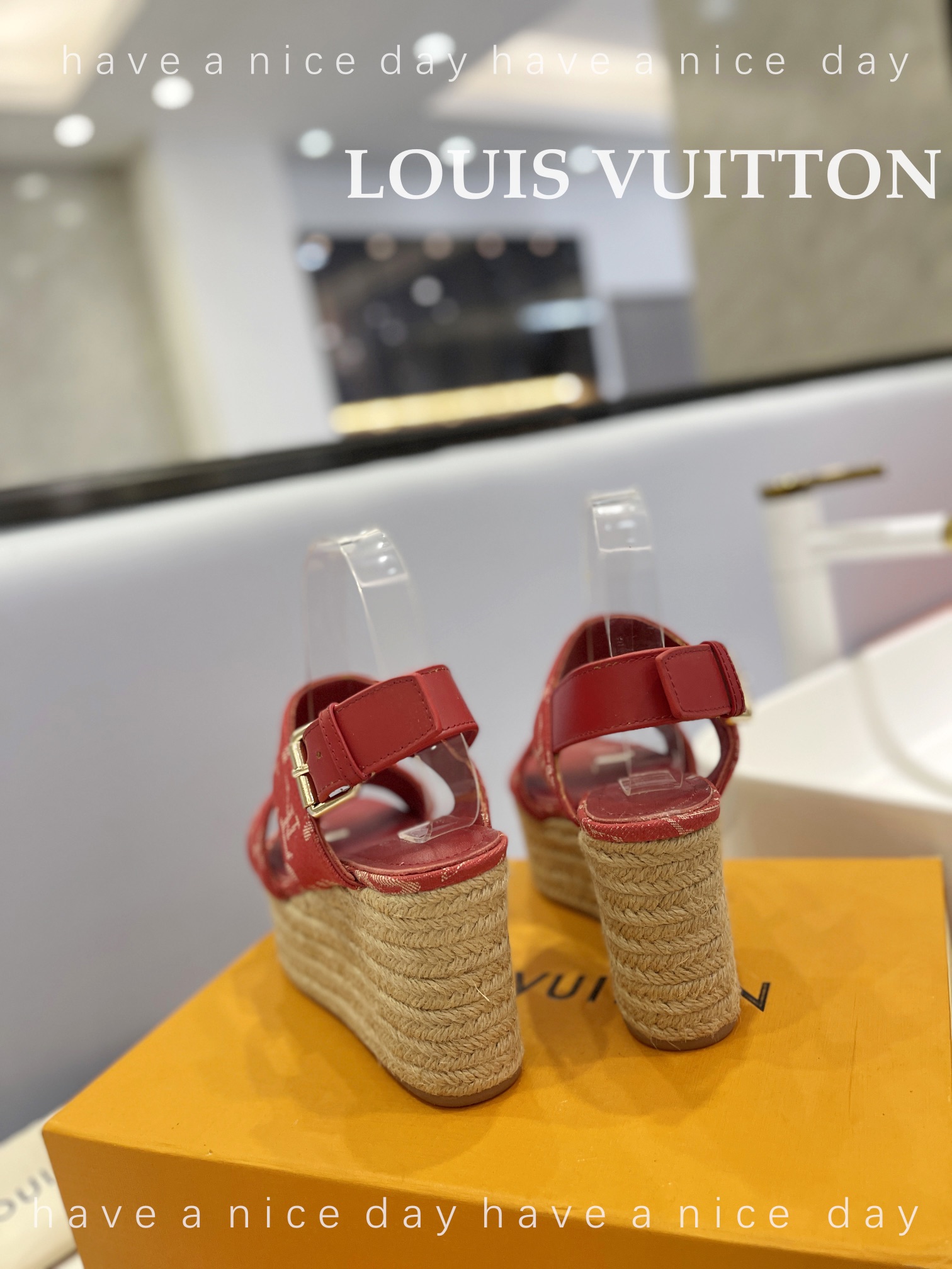 LOUISVuitton最新走秀款厚底凉鞋香港原版购入一比一开模今年的款式比去年增加了老花原素显得更为大