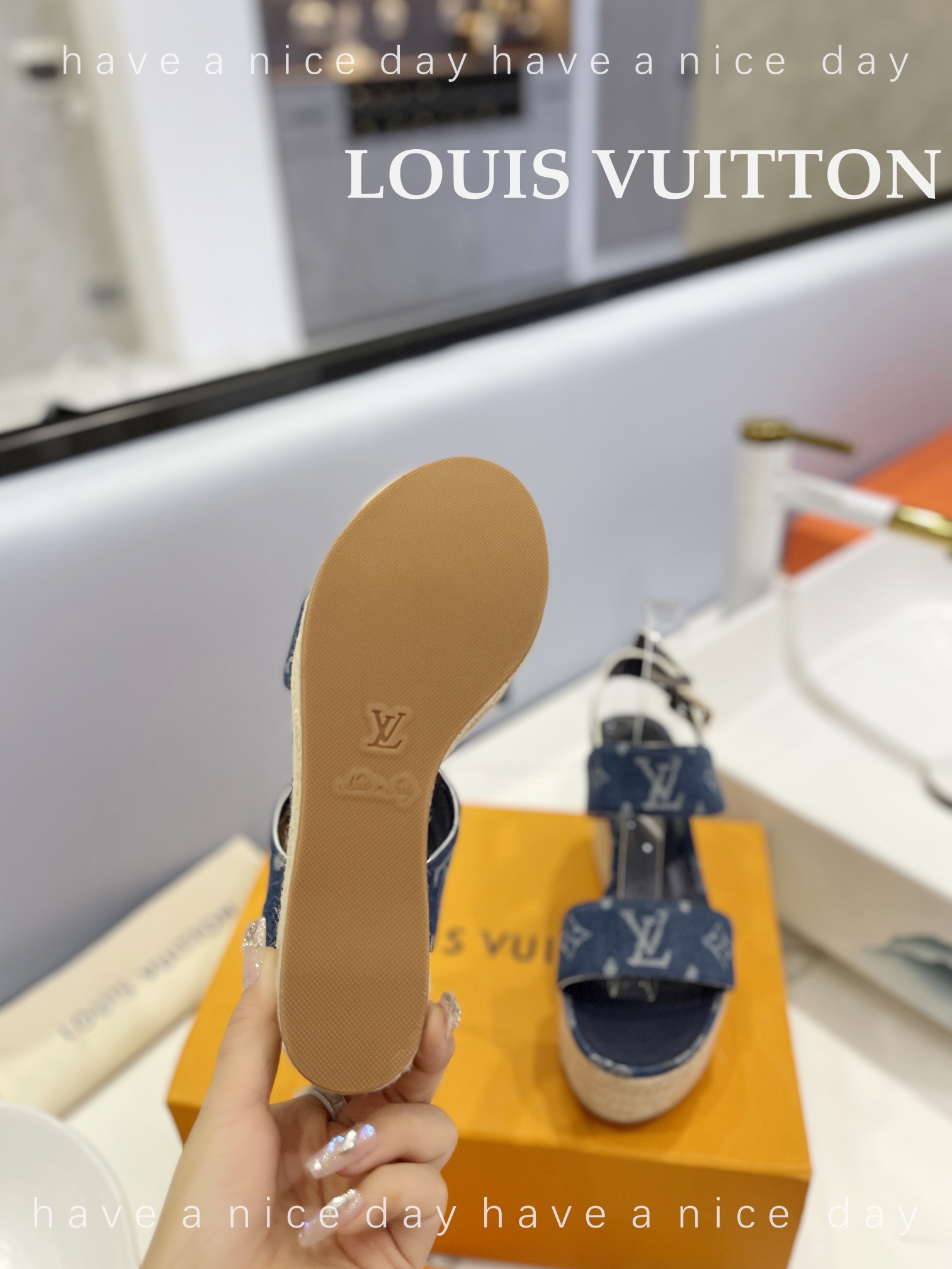 LOUISVuitton最新走秀款厚底凉鞋香港原版购入一比一开模今年的款式比去年增加了老花原素显得更为大