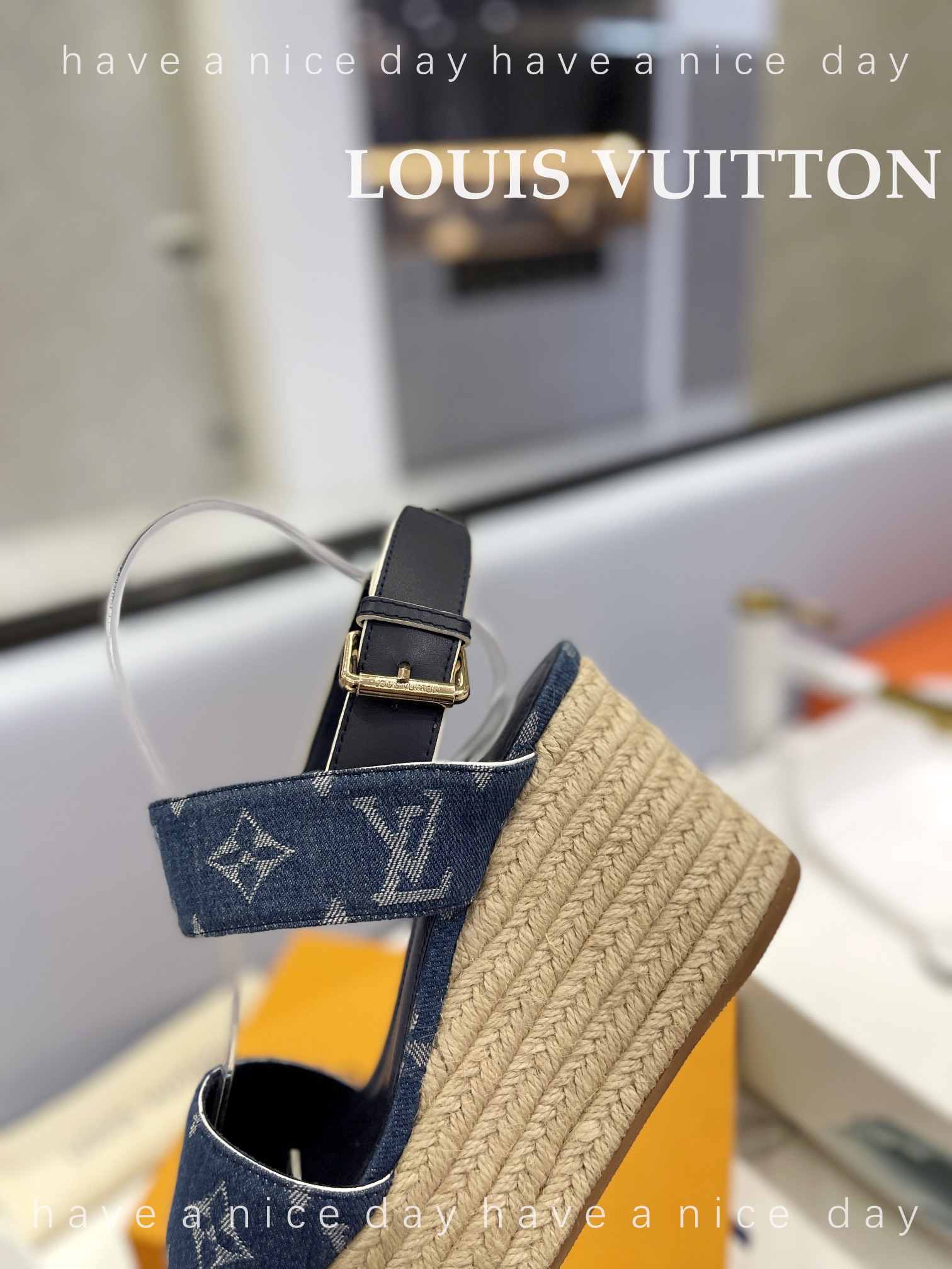 LOUISVuitton最新走秀款厚底凉鞋香港原版购入一比一开模今年的款式比去年增加了老花原素显得更为大