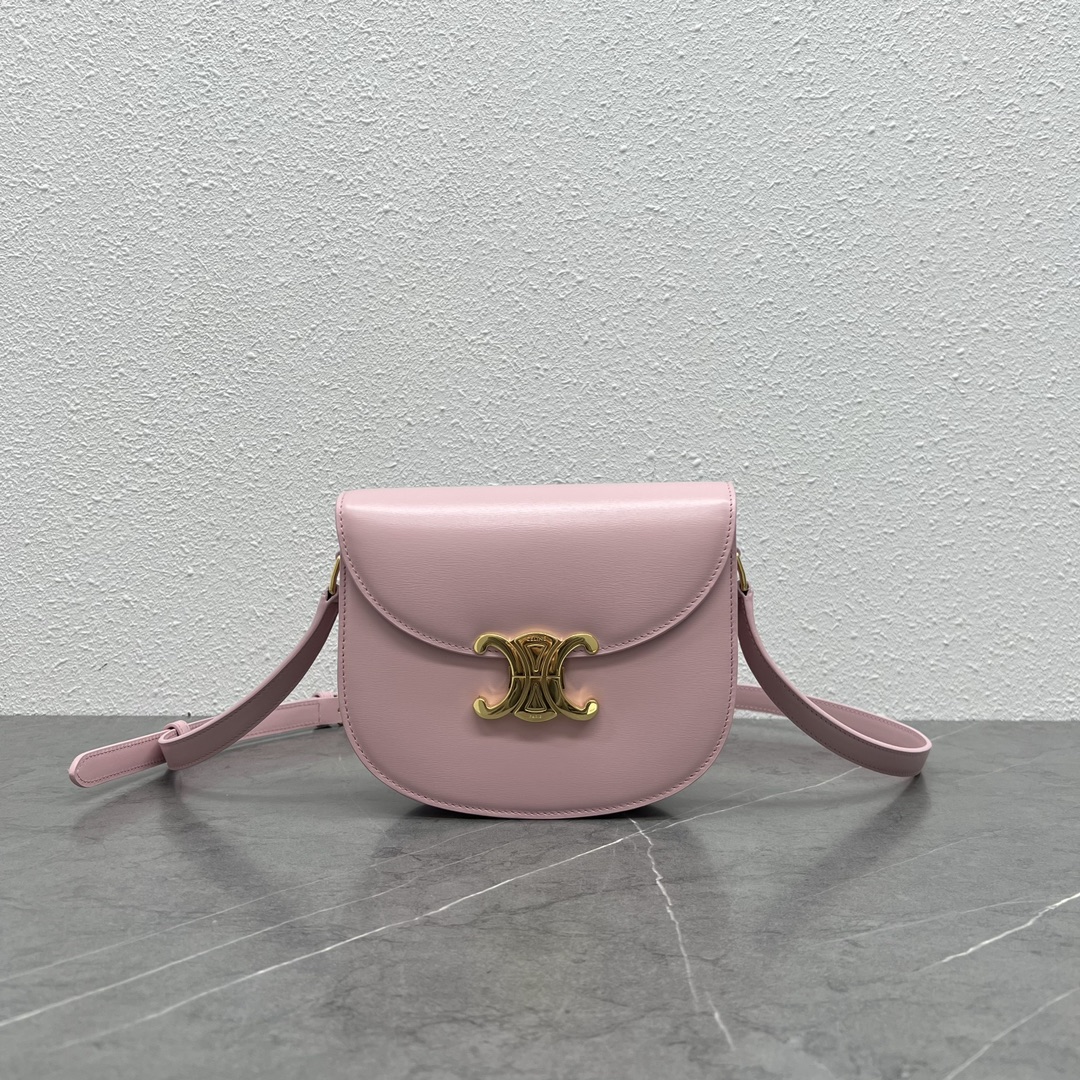 NO:197259,Genuine, new colors are launched~ CE launches a new Arc de Triomphe saddle bag this season. This model uses a classic saddle semicircular contour Arc de Triomphe gold buckle, adhering to CE's classic style aesthetics, integrating exquisite beauty and casual vitality into the iconic silhouette to create a charming French meaning!  In terms of style, exquisite urban leisure and vitality, versatile skills, and enough daily use in capacity. Model number 110413 Sakura Powder Size 18.5×6×16, Celine, celine, celine19860909正品级 新色上线～ CE在本季推出新款凯旋门马鞍包,这款采用经典的马鞍半圆轮廓凯旋门金色包扣,秉持CE经典风格美学, 将精致柔美与休闲活力融入标志性廓形 打造迷人法式意蕴！ 风格上精致都市休闲活力,百搭功力杠杠 容量上日常使用够够哒 款号110413 樱花粉 尺寸18.5×6×16,赛琳celine,celine,celine,Bag