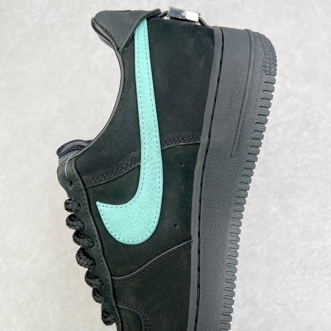 图片[7]-＃G版纯原 TIFFANY & CO. X NK Air Force1 Low \\\”1837\\\” 蒂芙尼联名空军一号潮流复古低帮板鞋 黑绿 货号：DZ1382-001 鞋面材质采用牛皮革打造 亚光黑色的效果表现出十足的高级感 除了视觉之外 上手的感觉也表现出与常规鞋款完全不同的感觉 同样采用牛皮革材质的还有Air Force 1 系列标配的鞋带扣 Tiffany & Co. 925 银鞋带扣则需要单独购买 有一说一这一点可能会让不少玩家吐槽 但是毕竟这双鞋的发售价格几乎是奢侈品联明里最低的了 故此也能理解 侧身 Swoosh 标志作为整双鞋的高光之处 采用 Tiffany & Co. 标志性蓝色装点 与酷黑鞋身形成鲜明对比 鞋舌位置依旧是带有牛皮革标签 银白色 Tiffany 字样点缀 凸显联名身份 鞋舌位置依旧是带有牛皮革标签 银白色 Tiffany 字样点缀 凸显联名身份 皮质 Tiffany & Co. 蓝色鞋垫整体还是比较厚实的 同时具备不错的舒适度 最后外底点缀两块 Tiffany & Co. 蓝色 NK与 Tiffany & Co. 完成了整双鞋的全部鞋身设计 除此以外 就是额外配置的三副鞋带以及特殊衬纸以及 Tiffany & Co. 蓝色鞋盒 尺码：35.5 36 36.5 37.5 38 38.5 39 40 40.5 41 42 42.5 43 44 44.5 45 46 47.5-选品中心
