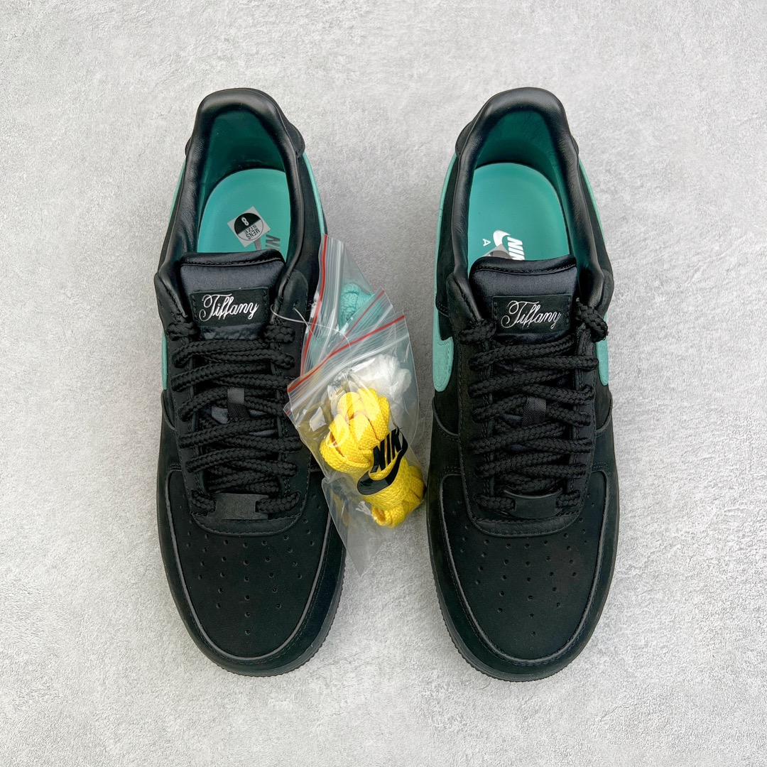 图片[2]-＃G版纯原 TIFFANY & CO. X NK Air Force1 Low \\\”1837\\\” 蒂芙尼联名空军一号潮流复古低帮板鞋 黑绿 货号：DZ1382-001 鞋面材质采用牛皮革打造 亚光黑色的效果表现出十足的高级感 除了视觉之外 上手的感觉也表现出与常规鞋款完全不同的感觉 同样采用牛皮革材质的还有Air Force 1 系列标配的鞋带扣 Tiffany & Co. 925 银鞋带扣则需要单独购买 有一说一这一点可能会让不少玩家吐槽 但是毕竟这双鞋的发售价格几乎是奢侈品联明里最低的了 故此也能理解 侧身 Swoosh 标志作为整双鞋的高光之处 采用 Tiffany & Co. 标志性蓝色装点 与酷黑鞋身形成鲜明对比 鞋舌位置依旧是带有牛皮革标签 银白色 Tiffany 字样点缀 凸显联名身份 鞋舌位置依旧是带有牛皮革标签 银白色 Tiffany 字样点缀 凸显联名身份 皮质 Tiffany & Co. 蓝色鞋垫整体还是比较厚实的 同时具备不错的舒适度 最后外底点缀两块 Tiffany & Co. 蓝色 NK与 Tiffany & Co. 完成了整双鞋的全部鞋身设计 除此以外 就是额外配置的三副鞋带以及特殊衬纸以及 Tiffany & Co. 蓝色鞋盒 尺码：35.5 36 36.5 37.5 38 38.5 39 40 40.5 41 42 42.5 43 44 44.5 45 46 47.5-选品中心