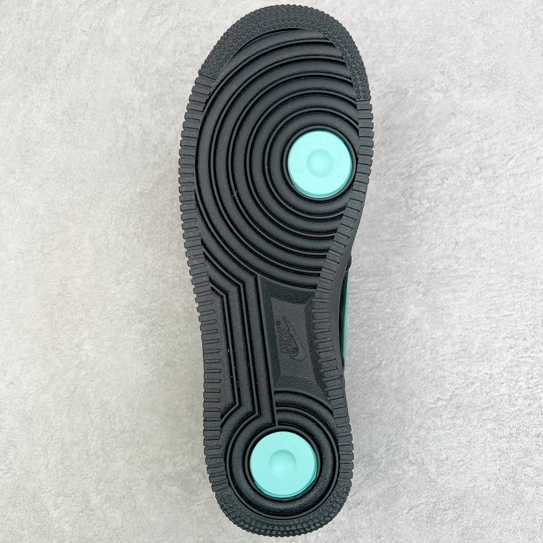 图片[9]-＃G版纯原 TIFFANY & CO. X NK Air Force1 Low \\\”1837\\\” 蒂芙尼联名空军一号潮流复古低帮板鞋 黑绿 货号：DZ1382-001 鞋面材质采用牛皮革打造 亚光黑色的效果表现出十足的高级感 除了视觉之外 上手的感觉也表现出与常规鞋款完全不同的感觉 同样采用牛皮革材质的还有Air Force 1 系列标配的鞋带扣 Tiffany & Co. 925 银鞋带扣则需要单独购买 有一说一这一点可能会让不少玩家吐槽 但是毕竟这双鞋的发售价格几乎是奢侈品联明里最低的了 故此也能理解 侧身 Swoosh 标志作为整双鞋的高光之处 采用 Tiffany & Co. 标志性蓝色装点 与酷黑鞋身形成鲜明对比 鞋舌位置依旧是带有牛皮革标签 银白色 Tiffany 字样点缀 凸显联名身份 鞋舌位置依旧是带有牛皮革标签 银白色 Tiffany 字样点缀 凸显联名身份 皮质 Tiffany & Co. 蓝色鞋垫整体还是比较厚实的 同时具备不错的舒适度 最后外底点缀两块 Tiffany & Co. 蓝色 NK与 Tiffany & Co. 完成了整双鞋的全部鞋身设计 除此以外 就是额外配置的三副鞋带以及特殊衬纸以及 Tiffany & Co. 蓝色鞋盒 尺码：35.5 36 36.5 37.5 38 38.5 39 40 40.5 41 42 42.5 43 44 44.5 45 46 47.5-选品中心