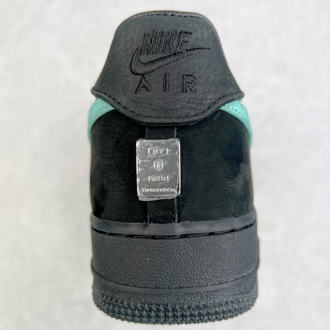 图片[8]-＃G版纯原 TIFFANY & CO. X NK Air Force1 Low \\\”1837\\\” 蒂芙尼联名空军一号潮流复古低帮板鞋 黑绿 货号：DZ1382-001 鞋面材质采用牛皮革打造 亚光黑色的效果表现出十足的高级感 除了视觉之外 上手的感觉也表现出与常规鞋款完全不同的感觉 同样采用牛皮革材质的还有Air Force 1 系列标配的鞋带扣 Tiffany & Co. 925 银鞋带扣则需要单独购买 有一说一这一点可能会让不少玩家吐槽 但是毕竟这双鞋的发售价格几乎是奢侈品联明里最低的了 故此也能理解 侧身 Swoosh 标志作为整双鞋的高光之处 采用 Tiffany & Co. 标志性蓝色装点 与酷黑鞋身形成鲜明对比 鞋舌位置依旧是带有牛皮革标签 银白色 Tiffany 字样点缀 凸显联名身份 鞋舌位置依旧是带有牛皮革标签 银白色 Tiffany 字样点缀 凸显联名身份 皮质 Tiffany & Co. 蓝色鞋垫整体还是比较厚实的 同时具备不错的舒适度 最后外底点缀两块 Tiffany & Co. 蓝色 NK与 Tiffany & Co. 完成了整双鞋的全部鞋身设计 除此以外 就是额外配置的三副鞋带以及特殊衬纸以及 Tiffany & Co. 蓝色鞋盒 尺码：35.5 36 36.5 37.5 38 38.5 39 40 40.5 41 42 42.5 43 44 44.5 45 46 47.5-选品中心