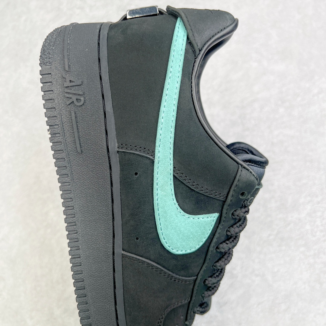 图片[6]-＃G版纯原 TIFFANY & CO. X NK Air Force1 Low \\\”1837\\\” 蒂芙尼联名空军一号潮流复古低帮板鞋 黑绿 货号：DZ1382-001 鞋面材质采用牛皮革打造 亚光黑色的效果表现出十足的高级感 除了视觉之外 上手的感觉也表现出与常规鞋款完全不同的感觉 同样采用牛皮革材质的还有Air Force 1 系列标配的鞋带扣 Tiffany & Co. 925 银鞋带扣则需要单独购买 有一说一这一点可能会让不少玩家吐槽 但是毕竟这双鞋的发售价格几乎是奢侈品联明里最低的了 故此也能理解 侧身 Swoosh 标志作为整双鞋的高光之处 采用 Tiffany & Co. 标志性蓝色装点 与酷黑鞋身形成鲜明对比 鞋舌位置依旧是带有牛皮革标签 银白色 Tiffany 字样点缀 凸显联名身份 鞋舌位置依旧是带有牛皮革标签 银白色 Tiffany 字样点缀 凸显联名身份 皮质 Tiffany & Co. 蓝色鞋垫整体还是比较厚实的 同时具备不错的舒适度 最后外底点缀两块 Tiffany & Co. 蓝色 NK与 Tiffany & Co. 完成了整双鞋的全部鞋身设计 除此以外 就是额外配置的三副鞋带以及特殊衬纸以及 Tiffany & Co. 蓝色鞋盒 尺码：35.5 36 36.5 37.5 38 38.5 39 40 40.5 41 42 42.5 43 44 44.5 45 46 47.5-选品中心