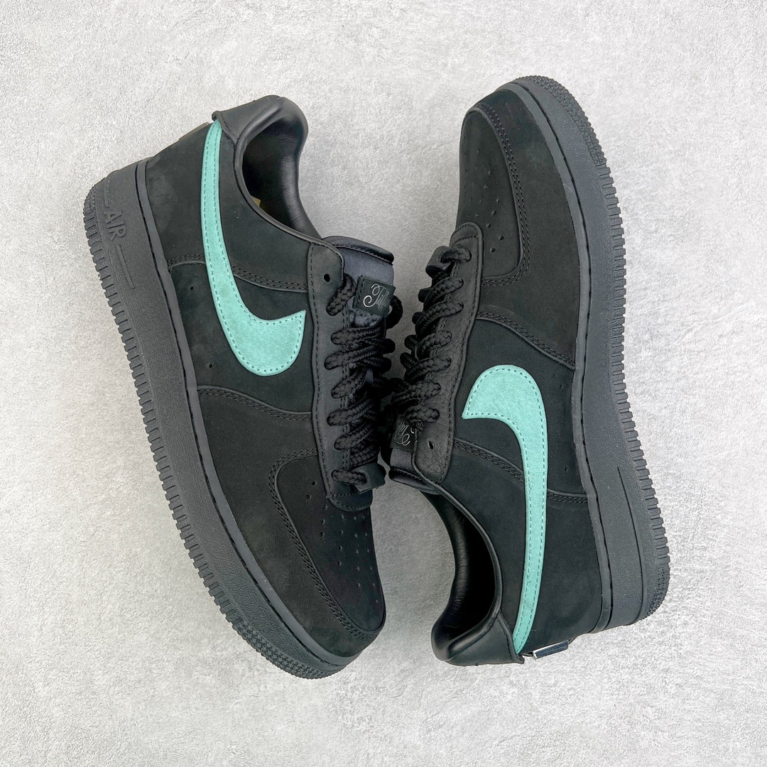 图片[3]-＃G版纯原 TIFFANY & CO. X NK Air Force1 Low \\\”1837\\\” 蒂芙尼联名空军一号潮流复古低帮板鞋 黑绿 货号：DZ1382-001 鞋面材质采用牛皮革打造 亚光黑色的效果表现出十足的高级感 除了视觉之外 上手的感觉也表现出与常规鞋款完全不同的感觉 同样采用牛皮革材质的还有Air Force 1 系列标配的鞋带扣 Tiffany & Co. 925 银鞋带扣则需要单独购买 有一说一这一点可能会让不少玩家吐槽 但是毕竟这双鞋的发售价格几乎是奢侈品联明里最低的了 故此也能理解 侧身 Swoosh 标志作为整双鞋的高光之处 采用 Tiffany & Co. 标志性蓝色装点 与酷黑鞋身形成鲜明对比 鞋舌位置依旧是带有牛皮革标签 银白色 Tiffany 字样点缀 凸显联名身份 鞋舌位置依旧是带有牛皮革标签 银白色 Tiffany 字样点缀 凸显联名身份 皮质 Tiffany & Co. 蓝色鞋垫整体还是比较厚实的 同时具备不错的舒适度 最后外底点缀两块 Tiffany & Co. 蓝色 NK与 Tiffany & Co. 完成了整双鞋的全部鞋身设计 除此以外 就是额外配置的三副鞋带以及特殊衬纸以及 Tiffany & Co. 蓝色鞋盒 尺码：35.5 36 36.5 37.5 38 38.5 39 40 40.5 41 42 42.5 43 44 44.5 45 46 47.5-选品中心