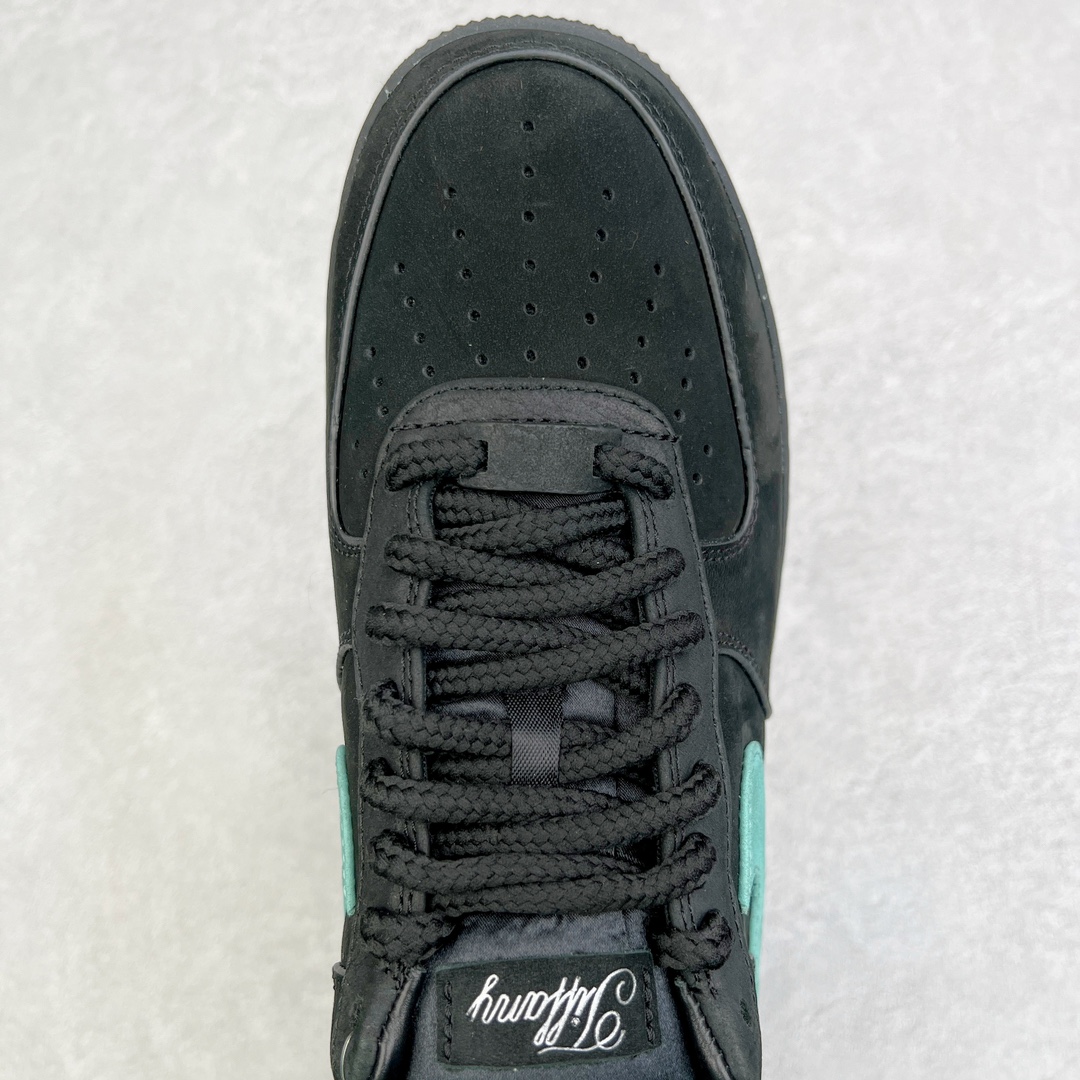 图片[4]-＃G版纯原 TIFFANY & CO. X NK Air Force1 Low \\\”1837\\\” 蒂芙尼联名空军一号潮流复古低帮板鞋 黑绿 货号：DZ1382-001 鞋面材质采用牛皮革打造 亚光黑色的效果表现出十足的高级感 除了视觉之外 上手的感觉也表现出与常规鞋款完全不同的感觉 同样采用牛皮革材质的还有Air Force 1 系列标配的鞋带扣 Tiffany & Co. 925 银鞋带扣则需要单独购买 有一说一这一点可能会让不少玩家吐槽 但是毕竟这双鞋的发售价格几乎是奢侈品联明里最低的了 故此也能理解 侧身 Swoosh 标志作为整双鞋的高光之处 采用 Tiffany & Co. 标志性蓝色装点 与酷黑鞋身形成鲜明对比 鞋舌位置依旧是带有牛皮革标签 银白色 Tiffany 字样点缀 凸显联名身份 鞋舌位置依旧是带有牛皮革标签 银白色 Tiffany 字样点缀 凸显联名身份 皮质 Tiffany & Co. 蓝色鞋垫整体还是比较厚实的 同时具备不错的舒适度 最后外底点缀两块 Tiffany & Co. 蓝色 NK与 Tiffany & Co. 完成了整双鞋的全部鞋身设计 除此以外 就是额外配置的三副鞋带以及特殊衬纸以及 Tiffany & Co. 蓝色鞋盒 尺码：35.5 36 36.5 37.5 38 38.5 39 40 40.5 41 42 42.5 43 44 44.5 45 46 47.5-选品中心
