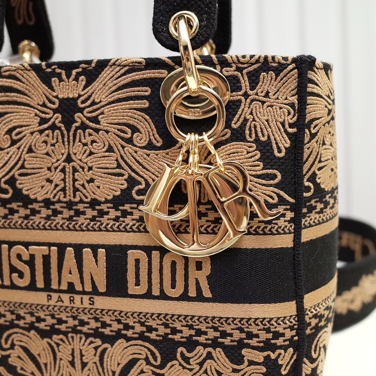 迪奥Dior顶级进口原厂刺绣戴妃包LadyD-Lite刺绣包五格戴妃包手袋将经典优雅的气质与品牌的时尚风