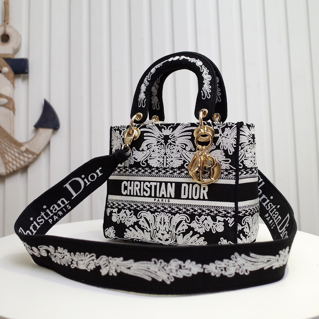 迪奥Dior顶级进口原厂刺绣戴妃包LadyD-Lite刺绣包五格戴妃包手袋将经典优雅的气质与品牌的时尚风