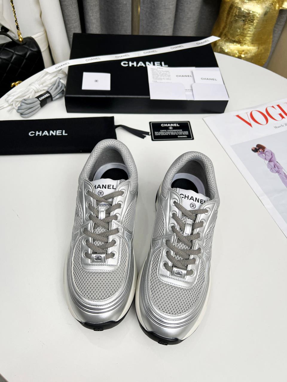 Chanel Chanel - Zapatillas casual #counterTOP Este diseño clásico; la parte superior está confeccionada con bordado elé…