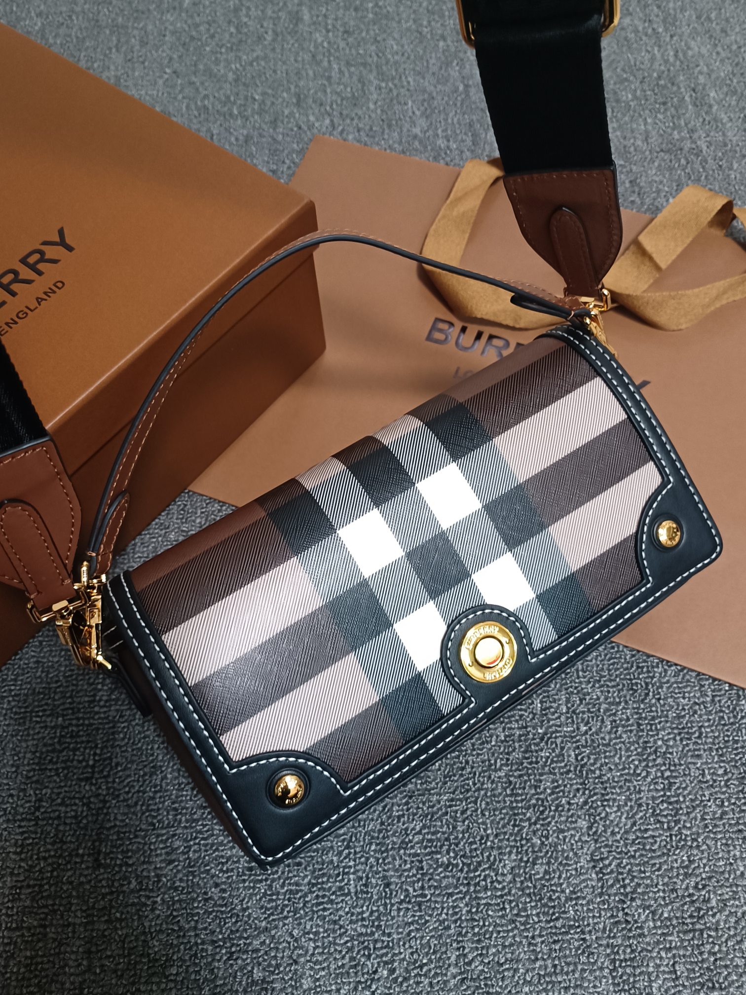 The temptation of the new burberry is irresistible. The new bag has classic colors and birch brown plaid, with leather, thin handles and wide sho