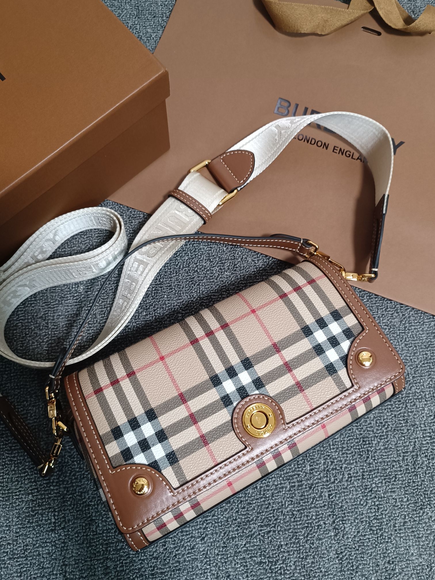 New style at home! The temptation of burberry is irresistible. Burberry's new bag comes in classic colors and birch brown plaid, with leather thi
