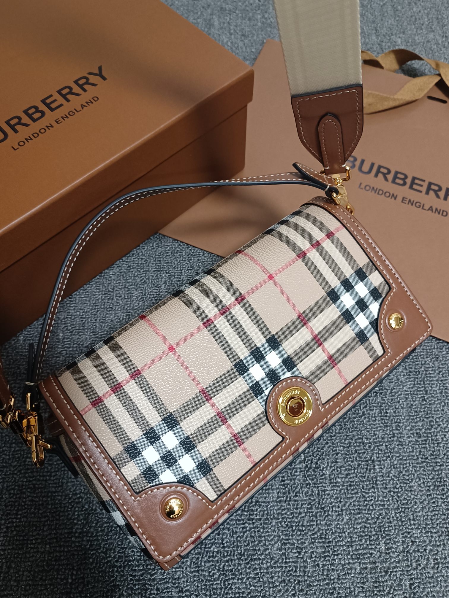 New style at home! The temptation of burberry is irresistible. Burberry's new bag comes in classic colors and birch brown plaid, with leather thi