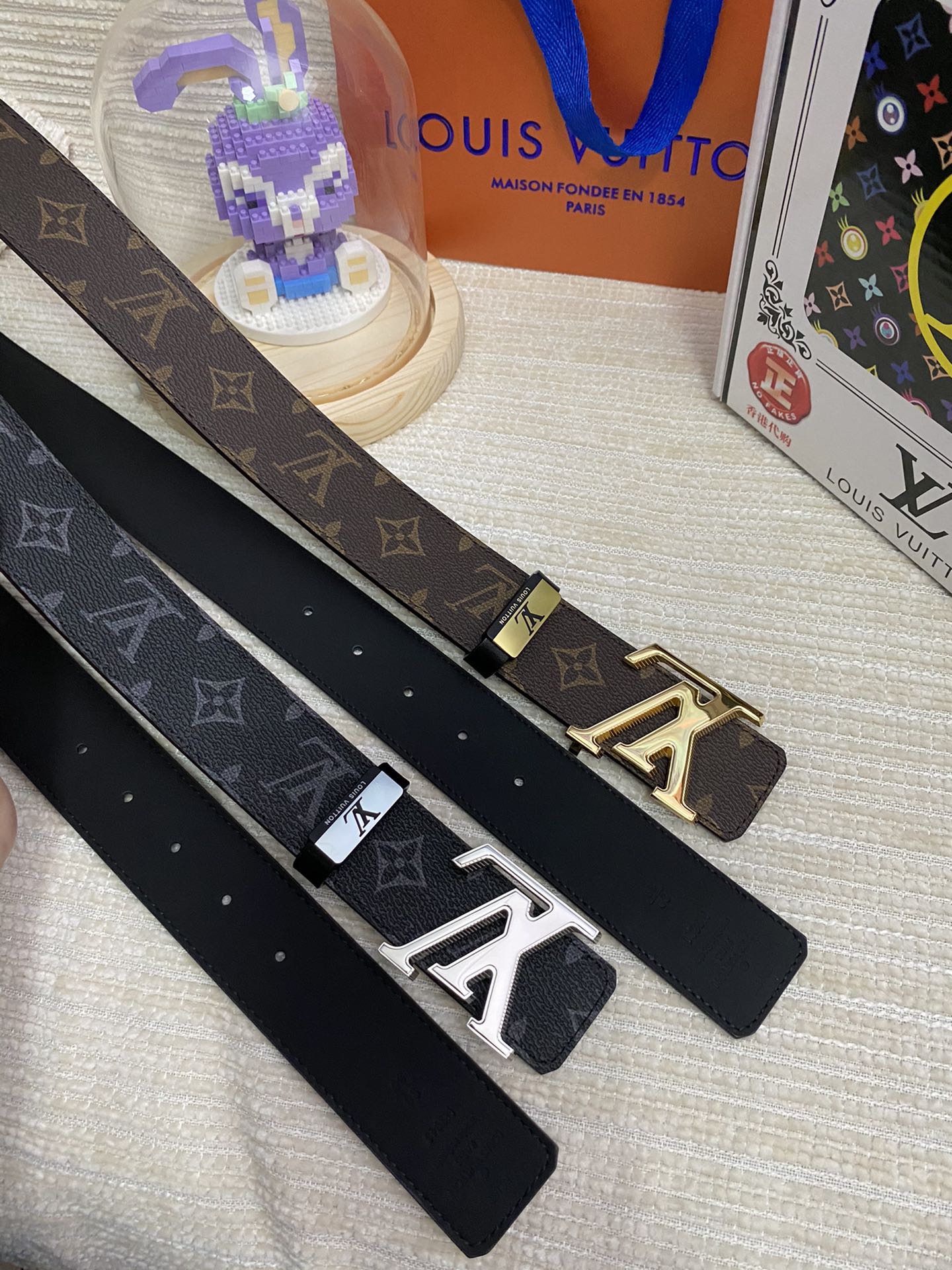 品名：LV..路易..威登????原单 Pybwlz\n材质：原单牛皮腰带 百分百头层牛皮腰带✨保证真皮，24K纯钢扣，专柜原单品质、做工精细，时尚大牌，送人自用首选\n包装： 请认准如图专柜包装????赠送打孔器????手提袋????专柜礼盒????宽度3.8CM