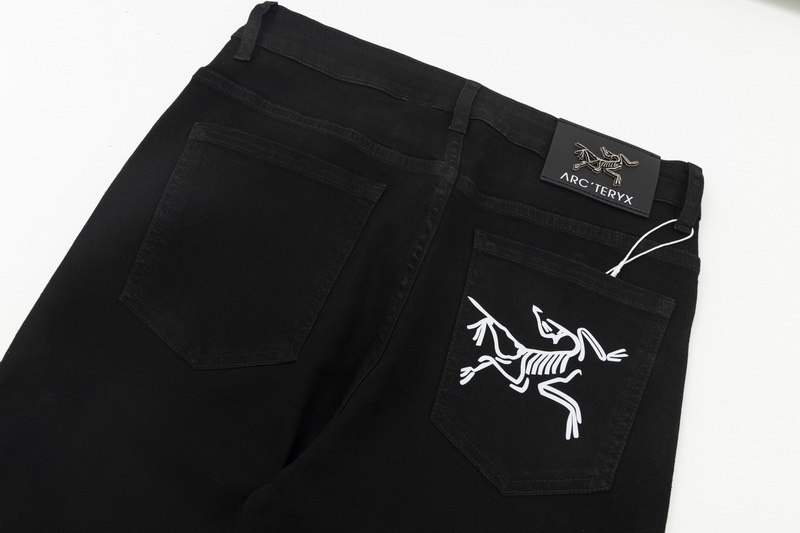 “ARC’TERYX Customized Jeans 2023: High-End Design with Pre-Pressed Tape Print” - 图片 6