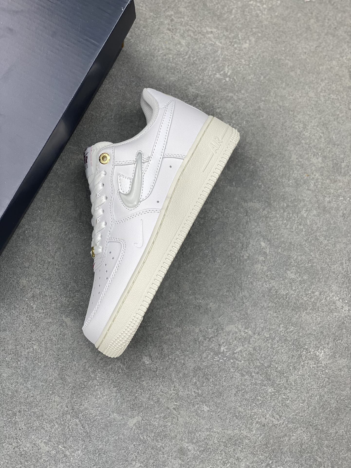 Nike Air Force 1 Low Retro Premium White/Grey/Red DQ7664-100 8 i1679858994 4355 6