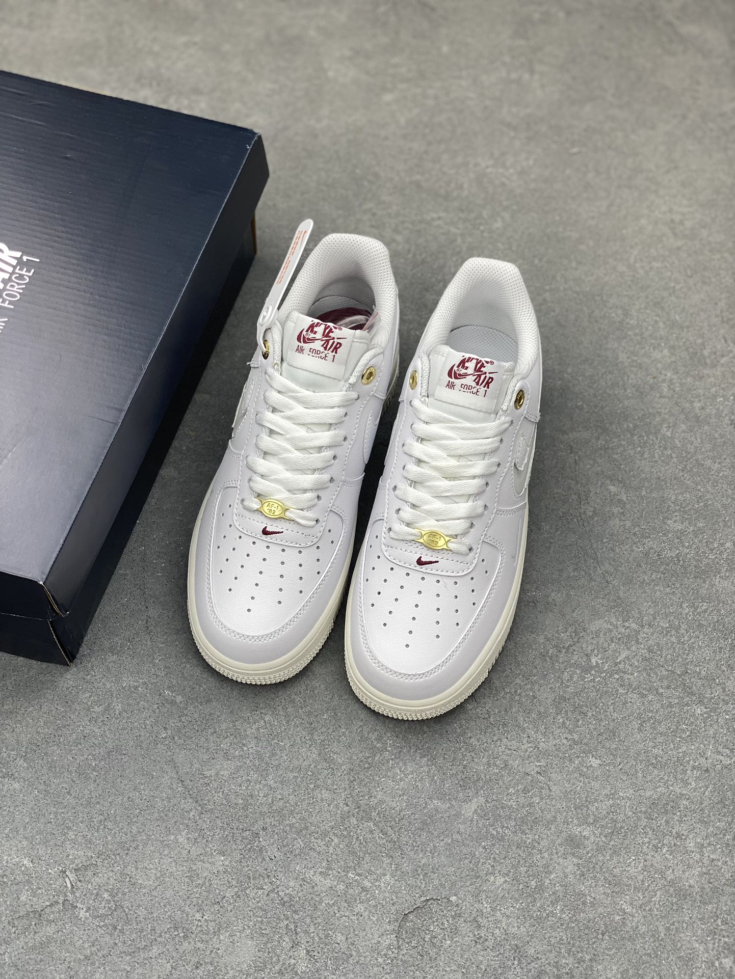 Nike Air Force 1 Low Retro Premium White/Grey/Red DQ7664-100 9 i1679858994 6308 7