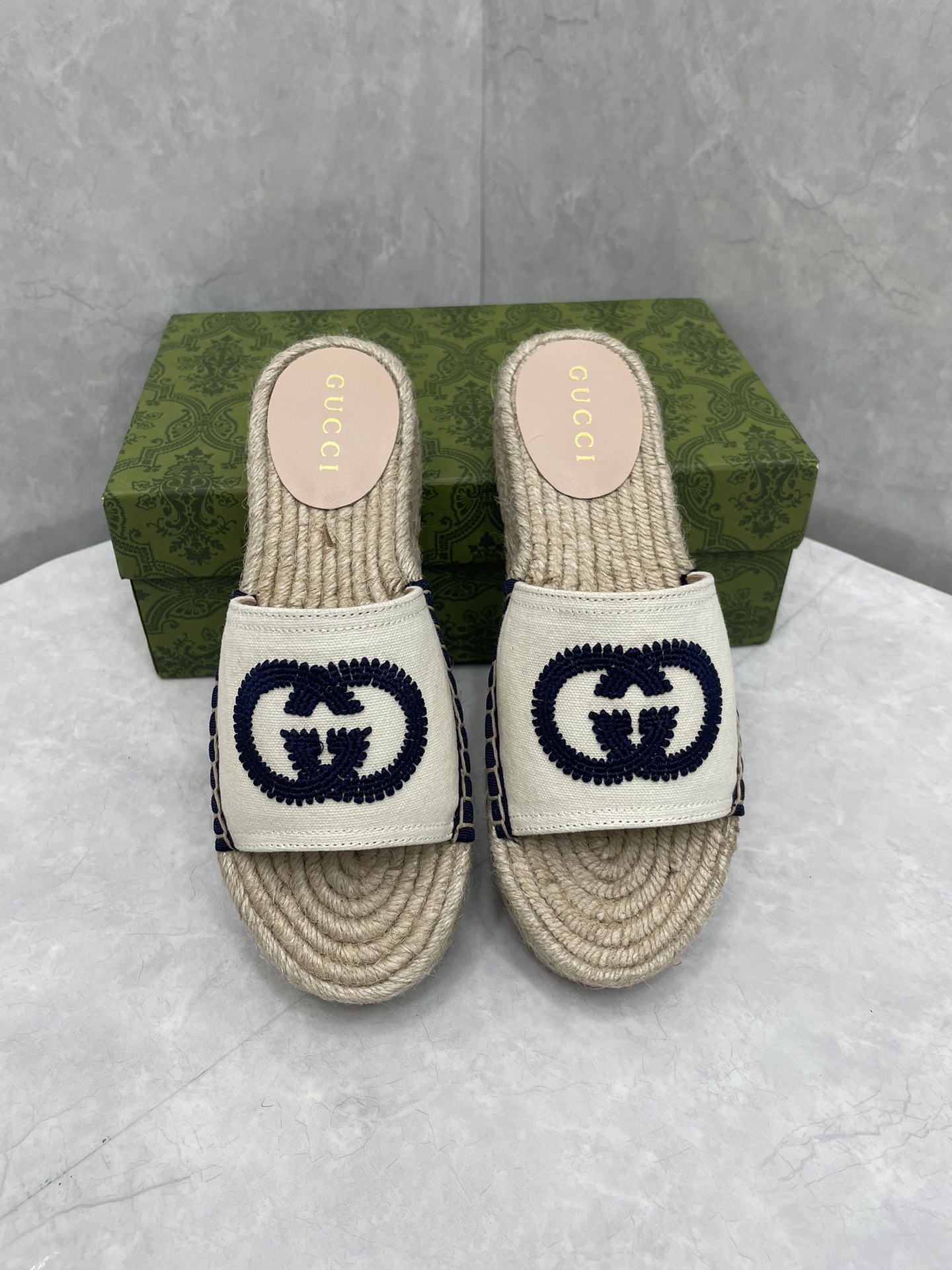 NO:170978,Women's double G-sole slippers were influenced by the collection design of the 1970s, which is the brand's iconic era. The interlocking G logo appears as the iconic embroidery details on this canvas linen shoe. The blue trim is along the outline of the rope platform, adding an extra pop of color. White canvas Women's blue trim Interlocking G-sole rope with rubber sole Flat .8