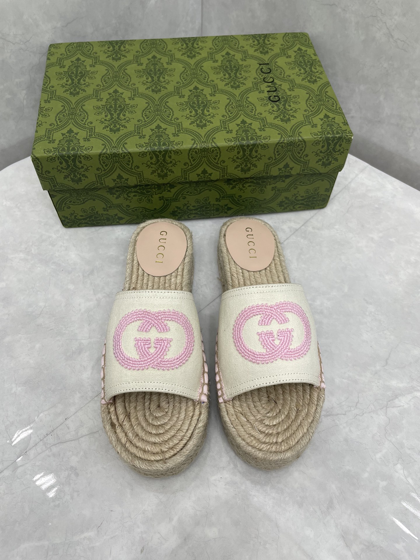 NO:170975,Women's double G-sole slippers were influenced by the collection design of the 1970s, which is the brand's iconic era. The interlocking G logo appears as the iconic embroidery details on this canvas linen shoe. The blue trim is along the outline of the rope platform, adding an extra pop of color. White canvas Women's pink trim Interlocking G-sole rope with rubber sole Flat .8