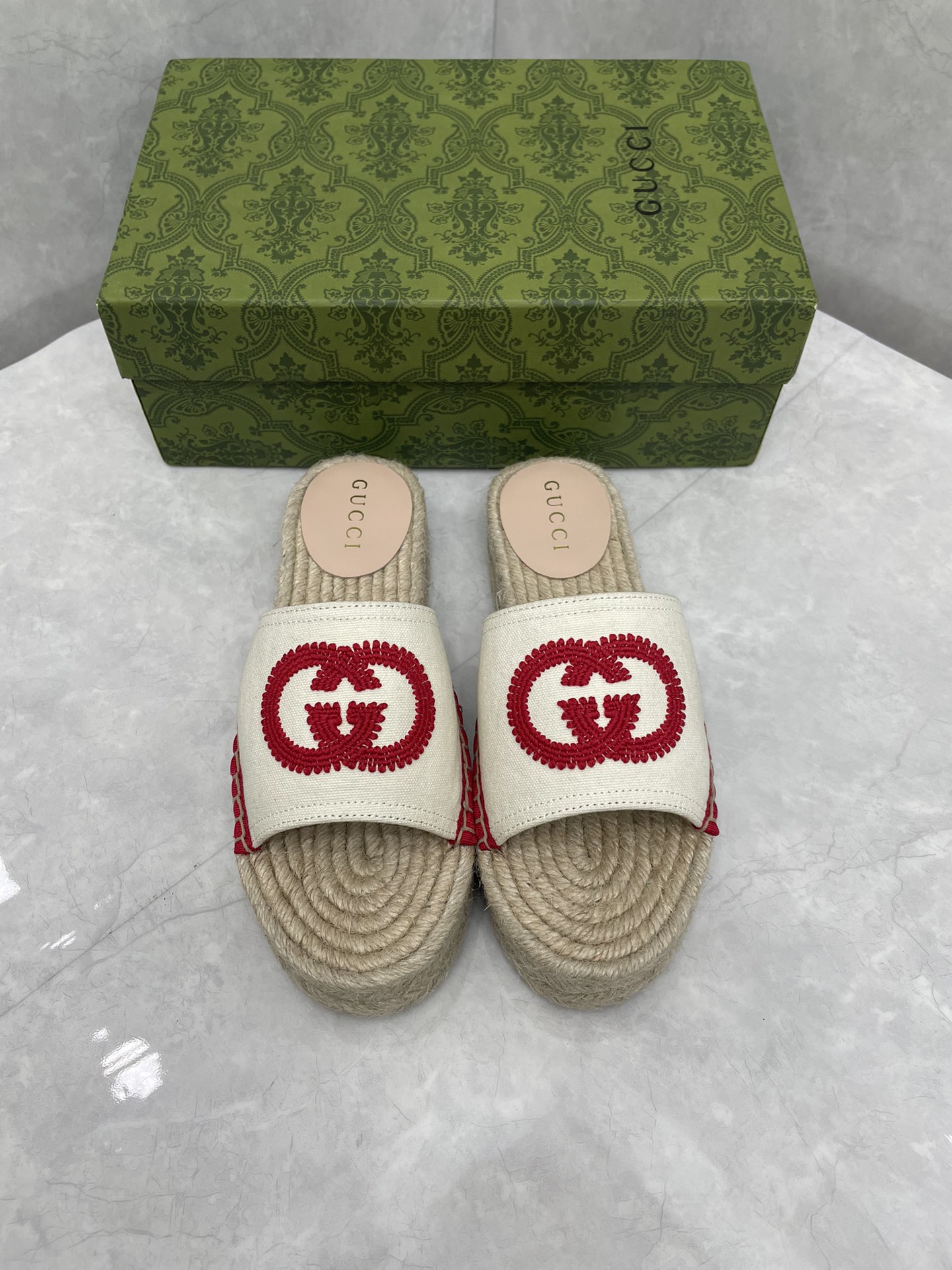 NO:170981,Women's double G-sole slippers were influenced by the collection design of the 1970s, which is the brand's iconic era, and the interlocking G logo appears as the iconic embroidery details on this canvas linen shoe. The blue trim is along the outline of the rope platform, adding an extra pop of color. White canvas Women's red trim Interlocking G-sole rope with rubber sole Flat .8