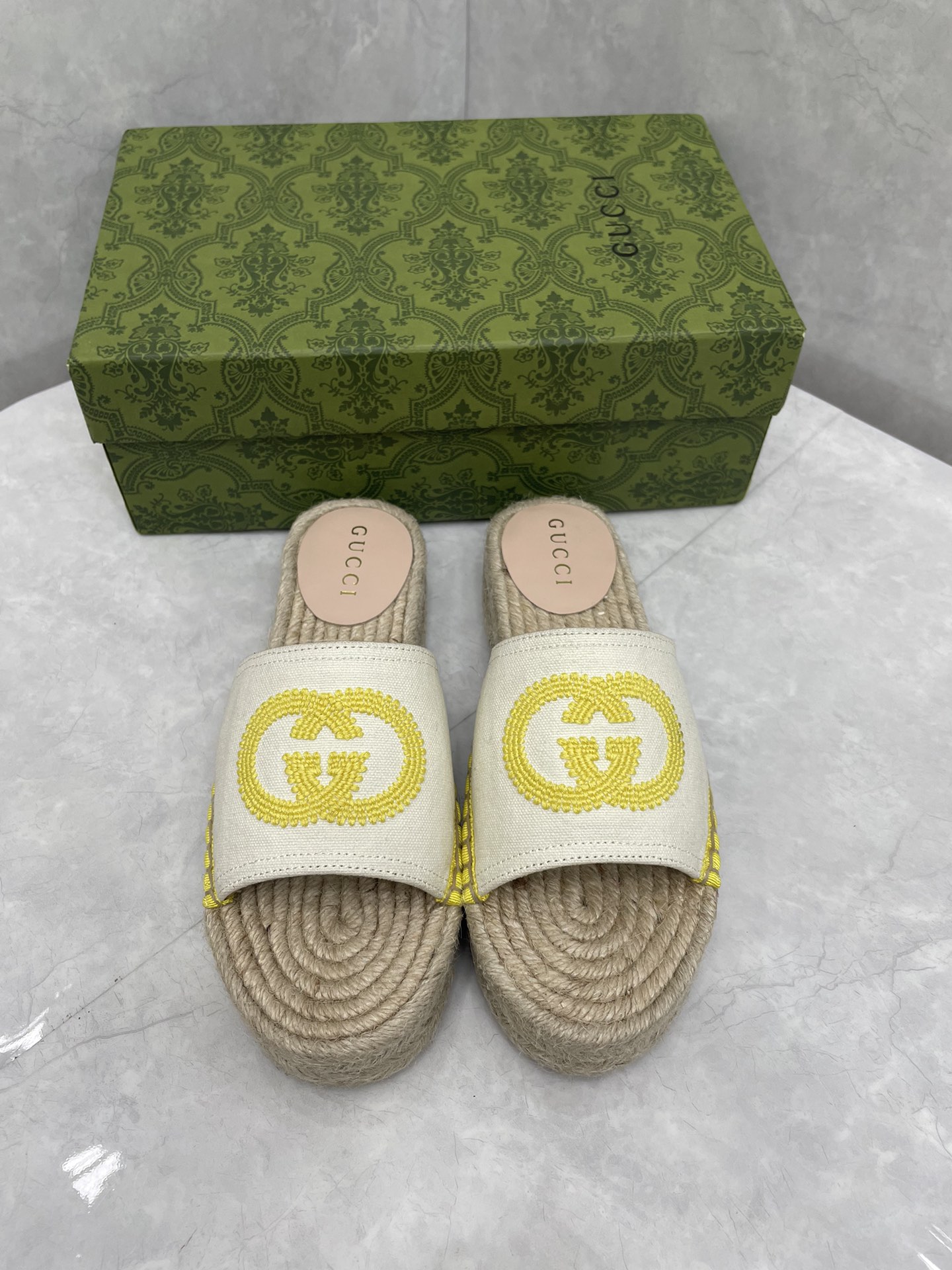 NO:170984,The double G-sole slippers for women were influenced by the collection design of the 1970s, which is the brand’s iconic era. The interlocking G logo appears as the iconic embroidery details on this canvas linen shoe. The blue trim is along the outline of the rope platform, adding an extra pop of color. White canvas Women’s Yellow trim Interlocking G-sole Rope with rubber sole Flat .8