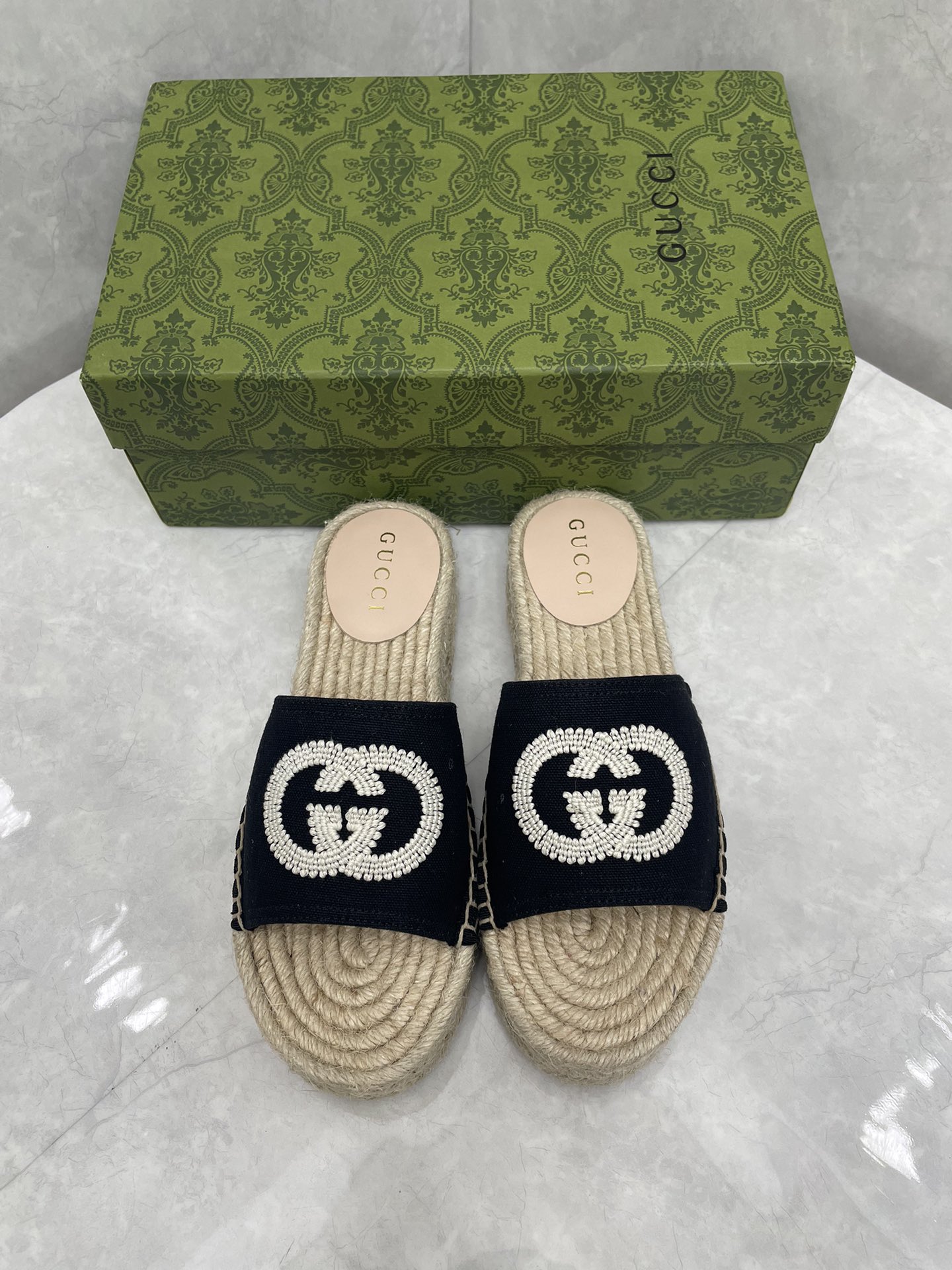 NO:170987,Women's double G-sole slippers were influenced by the collection design of the 1970s, which is the brand's iconic era, and the interlocking G logo appears as the iconic embroidery details on this canvas linen shoe. The blue trim is along the outline of the rope platform, adding an extra pop of color. Black canvas Women's black trim Interlocking White G-embroidery Rope with rubber sole Thick sole Flat .8