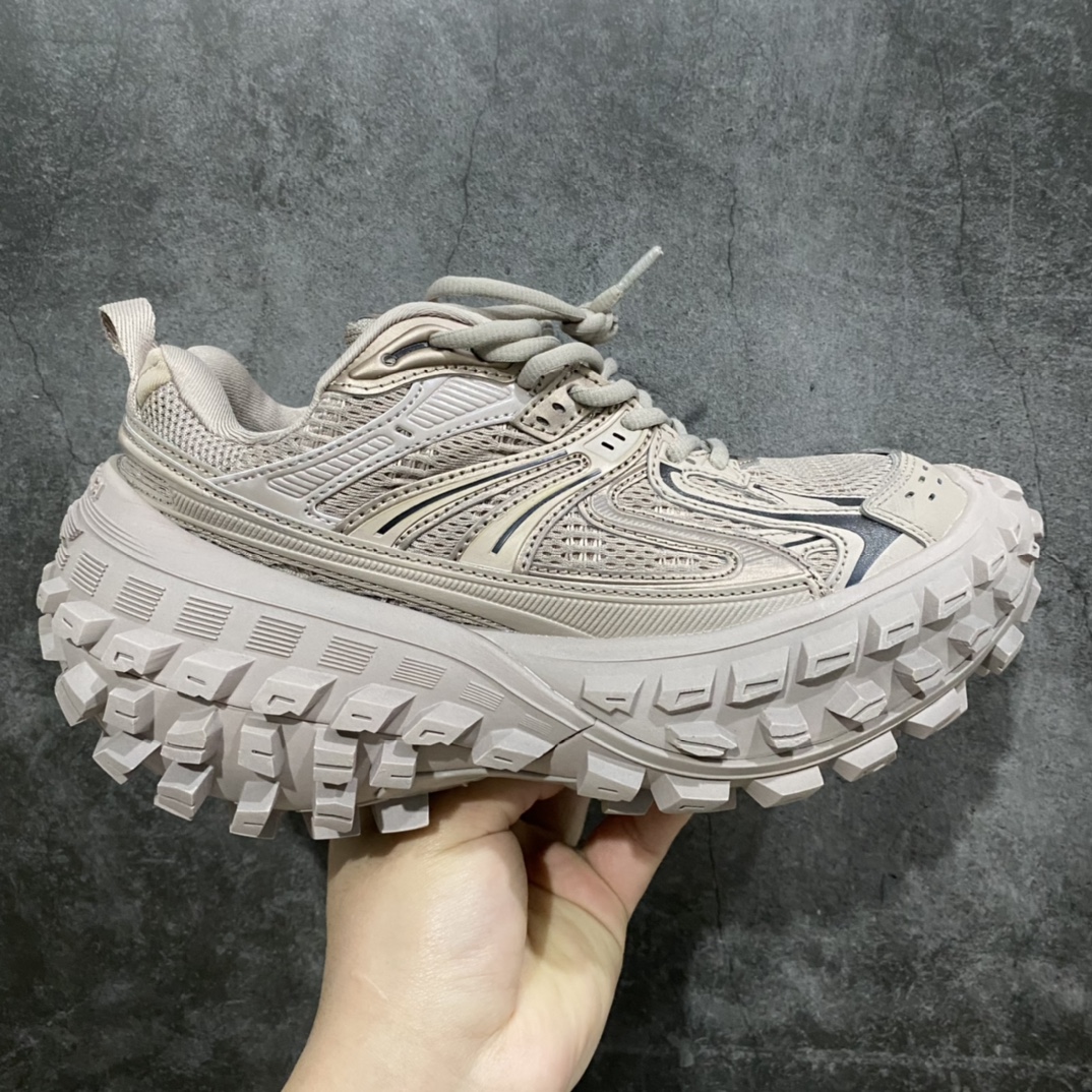 Good纯原 BALENCIAGA Defender Rubber Platform Sneakers巴黎世家卫士系列低帮坦克履带轮胎型越野户外增高厚底休闲运动慢跑鞋nn男女鞋原楦原纸版开发版型n原版一致配件防尘袋及附送鞋带n1:1比例克重n全掌PU乳胶鞋垫及外观轻度磨损做旧效果n全新开发4层组合夸张轮胎花纹鞋底底部❗n• 不含皮革n• 尼龙和网布材质n• 磨损效果n• 夸张轮胎花纹鞋底• 15毫米足弓• 鞋舌凹印 Balenciaga 品牌标识• 鞋头边缘和后帮凹印 Balenciaga 徽标和尺码• 后帮拉袢• 中国制造• 用软布擦拭材质：60%聚氨酯、28%聚酯纤维、12%尼龙 凭藉特殊外型风靡奢华运动鞋领域的 Balenciaga，在设计总监 Demna Gvasalia的职掌下，不乏吸睛作品，从 Triple S、Track 系列，到 X-Pander以及 Crocs 联名系列，今番再发布引人注目的鞋履，带来最新运动鞋款「Defender」。该鞋款于 2022 春夏时装秀上首次曝光，在经典运动鞋基础上加以改造，利用坚固轮胎状单元打造具侵略性的巨大鞋底，立体凸起包覆四周，狂野外型堪称鞋界战车，透过材质比例的拿捏和单纯的用色，在鞋面采用相对柔和的设计，衬出鞋款亮点。 尺码：35/46-莆田鞋批发中心