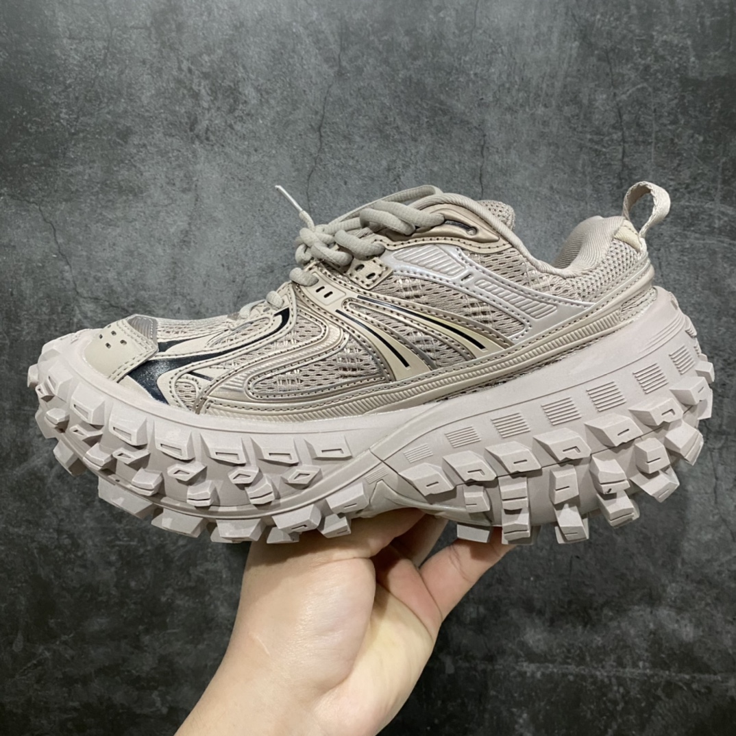 图片[2]-Good纯原 BALENCIAGA Defender Rubber Platform Sneakers巴黎世家卫士系列低帮坦克履带轮胎型越野户外增高厚底休闲运动慢跑鞋nn男女鞋原楦原纸版开发版型n原版一致配件防尘袋及附送鞋带n1:1比例克重n全掌PU乳胶鞋垫及外观轻度磨损做旧效果n全新开发4层组合夸张轮胎花纹鞋底底部❗n• 不含皮革n• 尼龙和网布材质n• 磨损效果n• 夸张轮胎花纹鞋底• 15毫米足弓• 鞋舌凹印 Balenciaga 品牌标识• 鞋头边缘和后帮凹印 Balenciaga 徽标和尺码• 后帮拉袢• 中国制造• 用软布擦拭材质：60%聚氨酯、28%聚酯纤维、12%尼龙 凭藉特殊外型风靡奢华运动鞋领域的 Balenciaga，在设计总监 Demna Gvasalia的职掌下，不乏吸睛作品，从 Triple S、Track 系列，到 X-Pander以及 Crocs 联名系列，今番再发布引人注目的鞋履，带来最新运动鞋款「Defender」。该鞋款于 2022 春夏时装秀上首次曝光，在经典运动鞋基础上加以改造，利用坚固轮胎状单元打造具侵略性的巨大鞋底，立体凸起包覆四周，狂野外型堪称鞋界战车，透过材质比例的拿捏和单纯的用色，在鞋面采用相对柔和的设计，衬出鞋款亮点。 尺码：35/46-莆田鞋批发中心