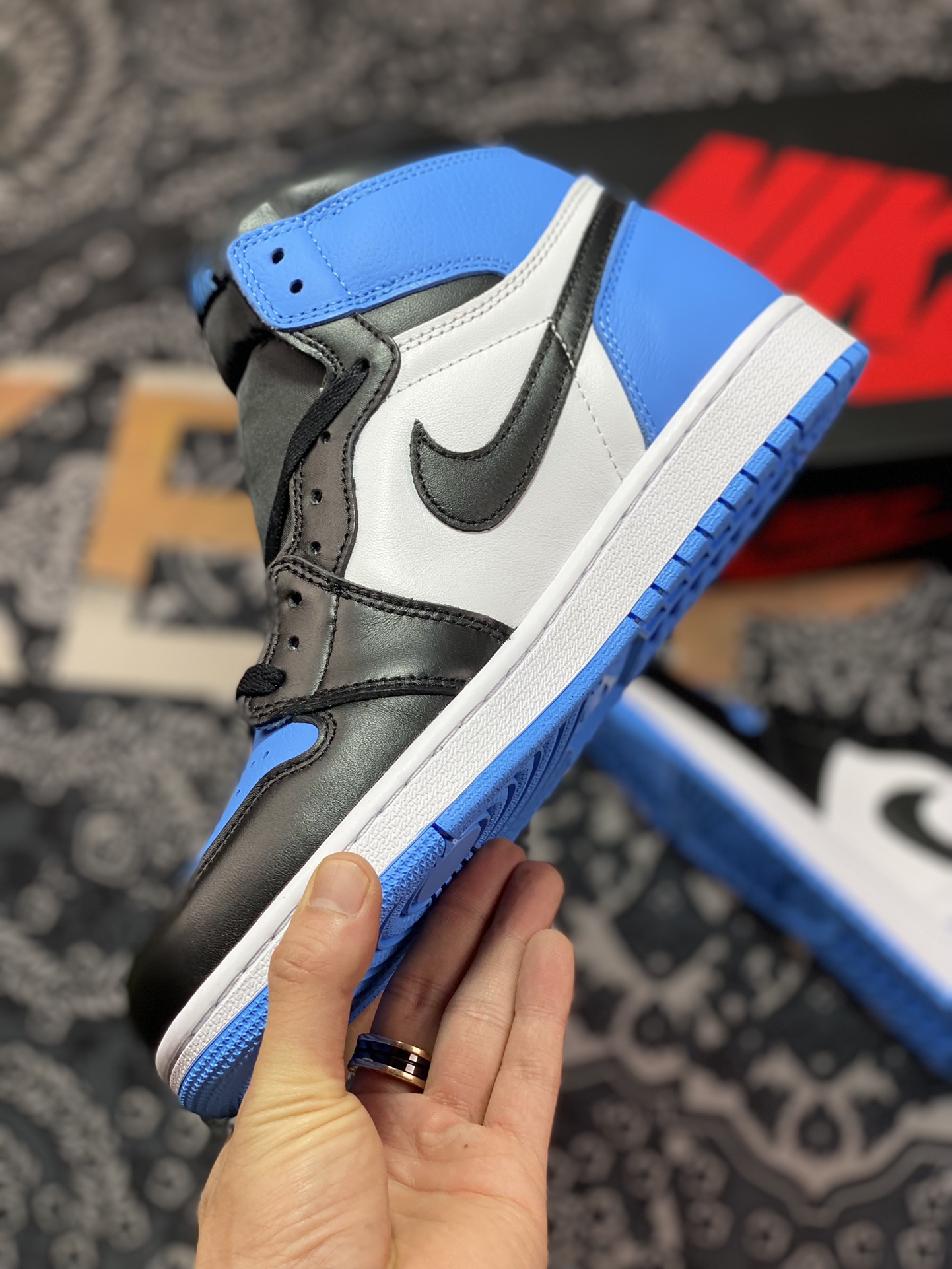 Nike Air Jordan 1 Retro High OG”University Blue”AJ1代经典复古经典“黑白大学蓝脚趾”DZ5485-400