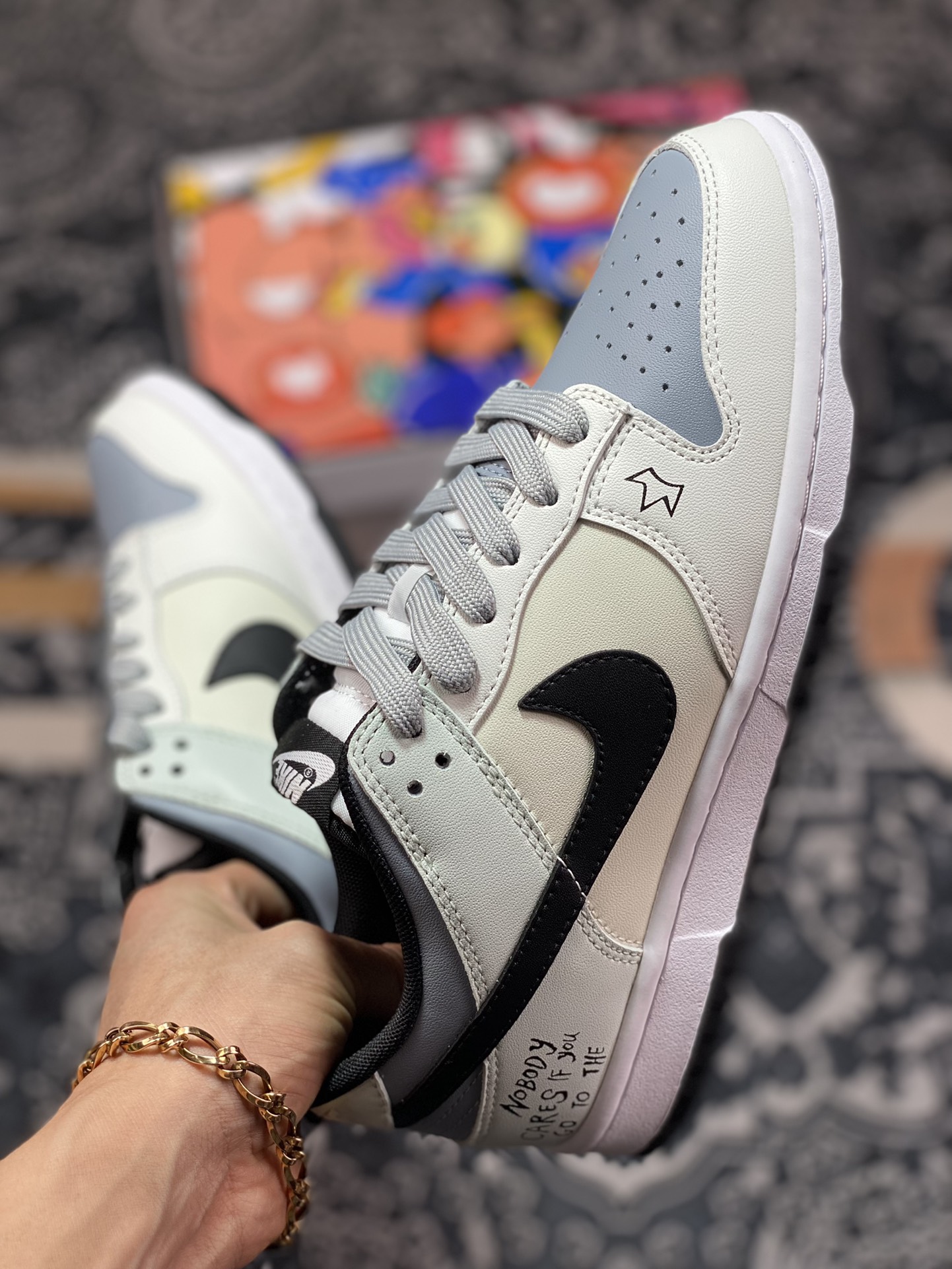 300 Nike By You SB Dunk Low Retro SP扣篮系列低帮休闲“白米浅灰黑皇冠涂鸦”DD3696-255