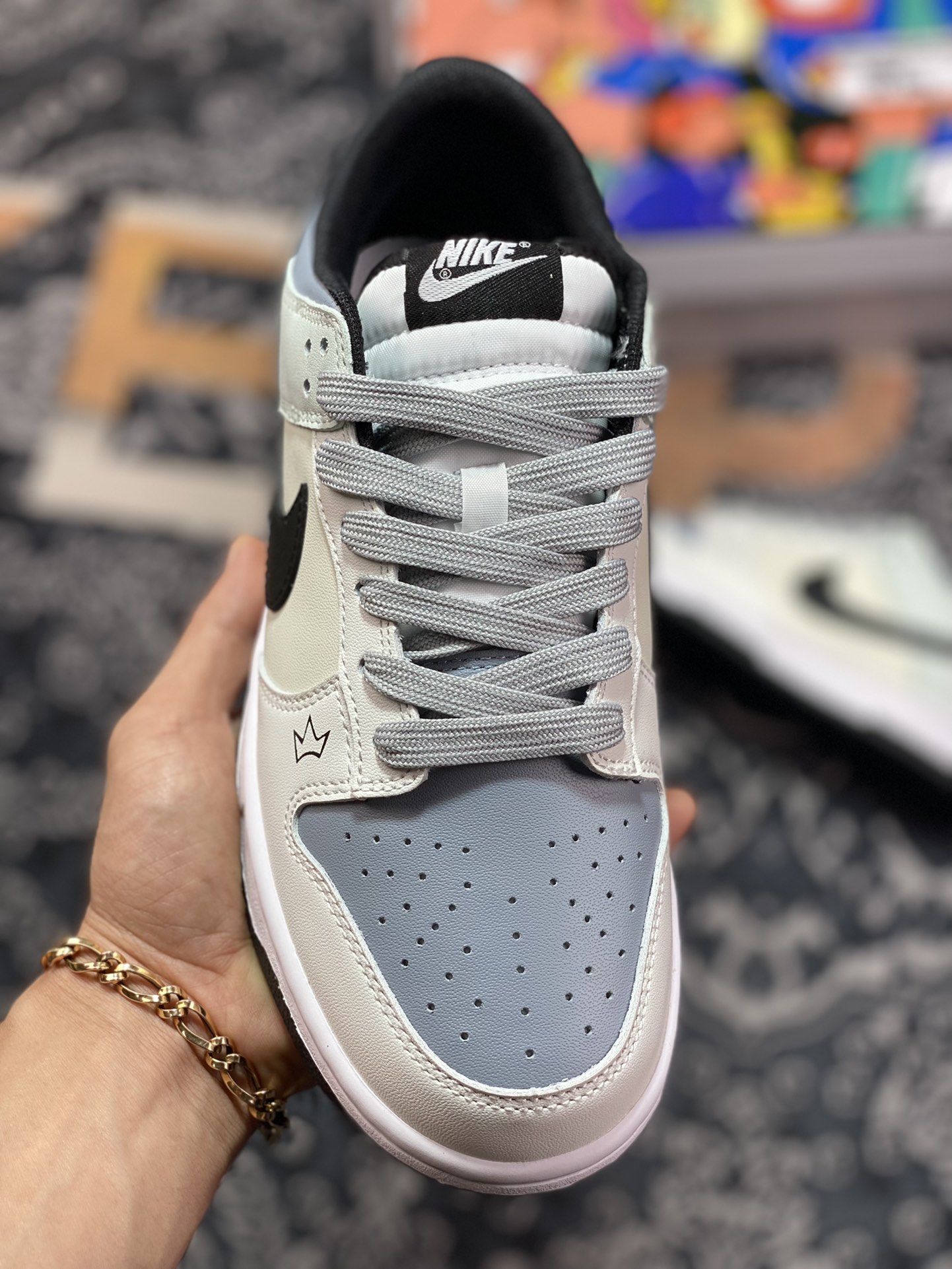 300 Nike By You SB Dunk Low Retro SP扣篮系列低帮休闲“白米浅灰黑皇冠涂鸦”DD3696-255