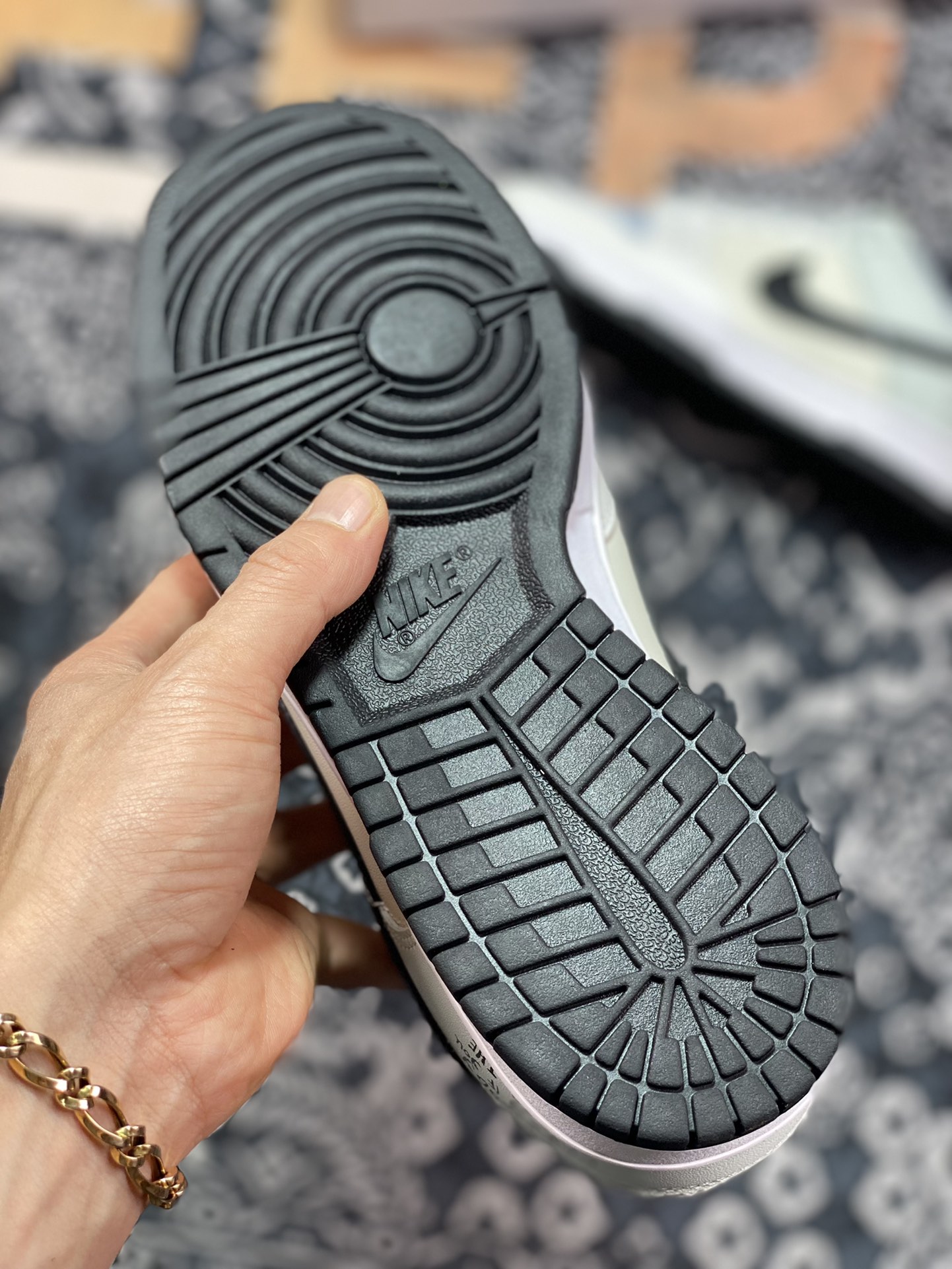300 Nike By You SB Dunk Low Retro SP扣篮系列低帮休闲“白米浅灰黑皇冠涂鸦”DD3696-255