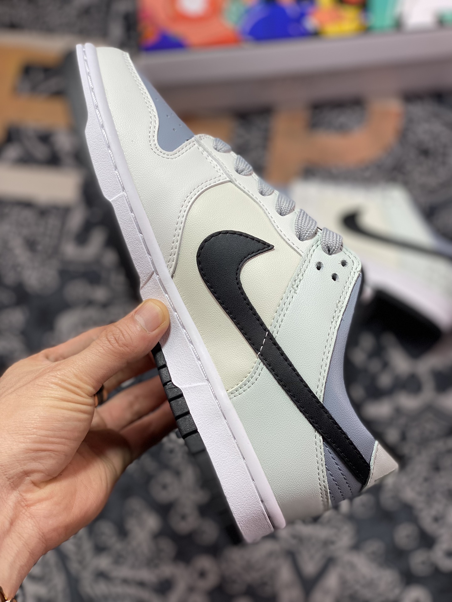 300 Nike By You SB Dunk Low Retro SP扣篮系列低帮休闲“白米浅灰黑皇冠涂鸦”DD3696-255