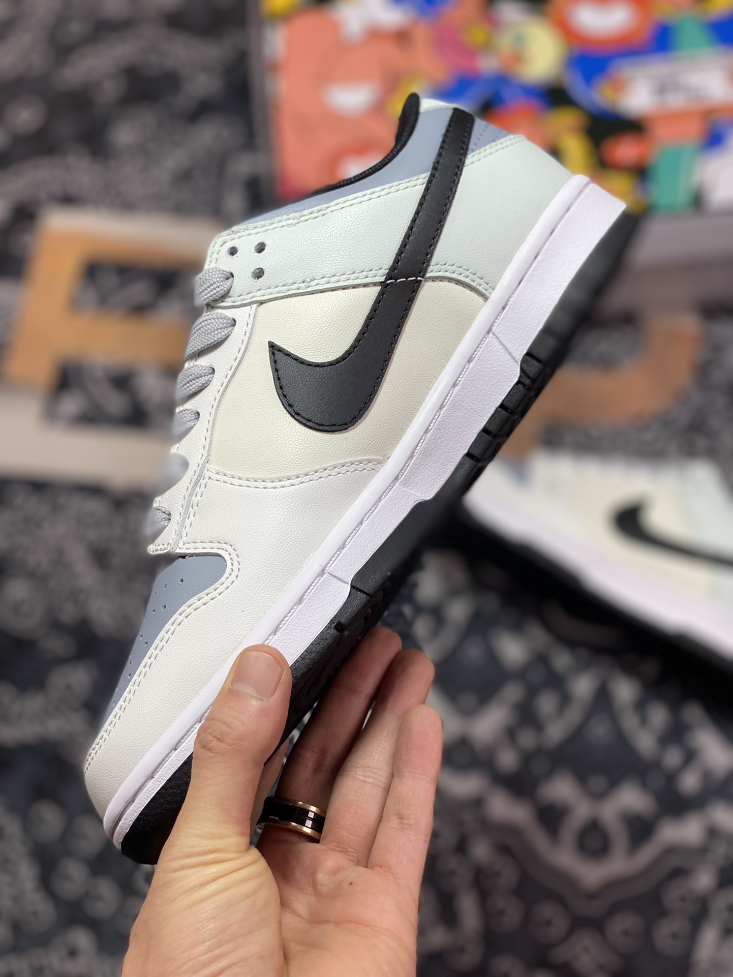 300 Nike By You SB Dunk Low Retro SP扣篮系列低帮休闲“白米浅灰黑皇冠涂鸦”DD3696-255