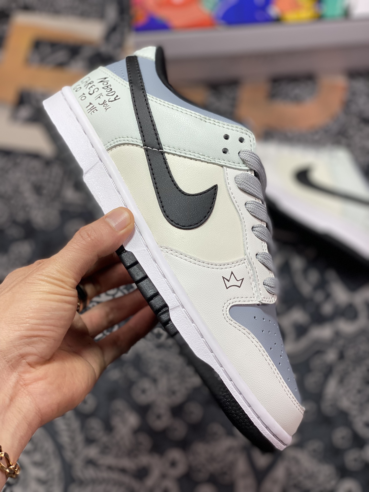 300 Nike By You SB Dunk Low Retro SP扣篮系列低帮休闲“白米浅灰黑皇冠涂鸦”DD3696-255