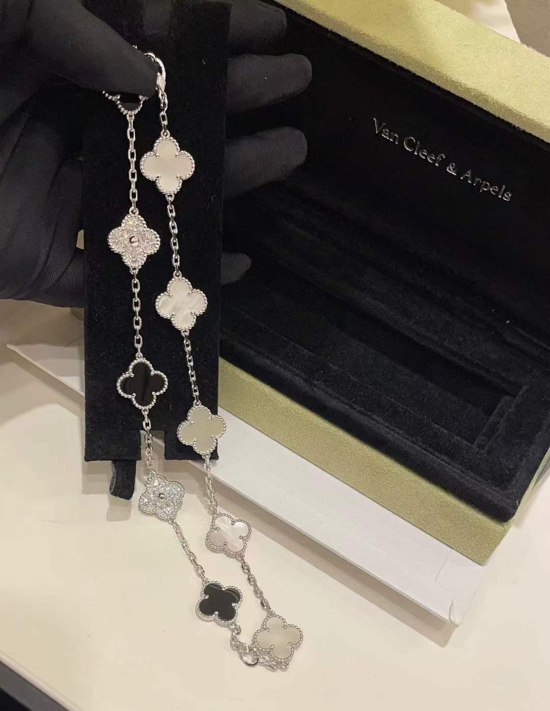 NO:102325,Four-leaf clover panda color matching five-color bracelet, a must-have for white and rich beauty, super-stacked, two pieces can also be matched into necklaces, choker, zp18k real gold and real diamonds ~ real shot customization, exclusive jewelry craftsmanship, excellent texture, Vca bracelet, necklace, bracelet, pure silver19860909四叶草熊猫配色五花手链 白富美人手必备 叠戴绝了 两条入 也可以搭配成项链choker佩戴 zp18k真金真钻 ～实拍纯银定制  独家珠宝工艺 质感做工超赞,Vca手链,necklace,bracelet,pure silver,Jewelry