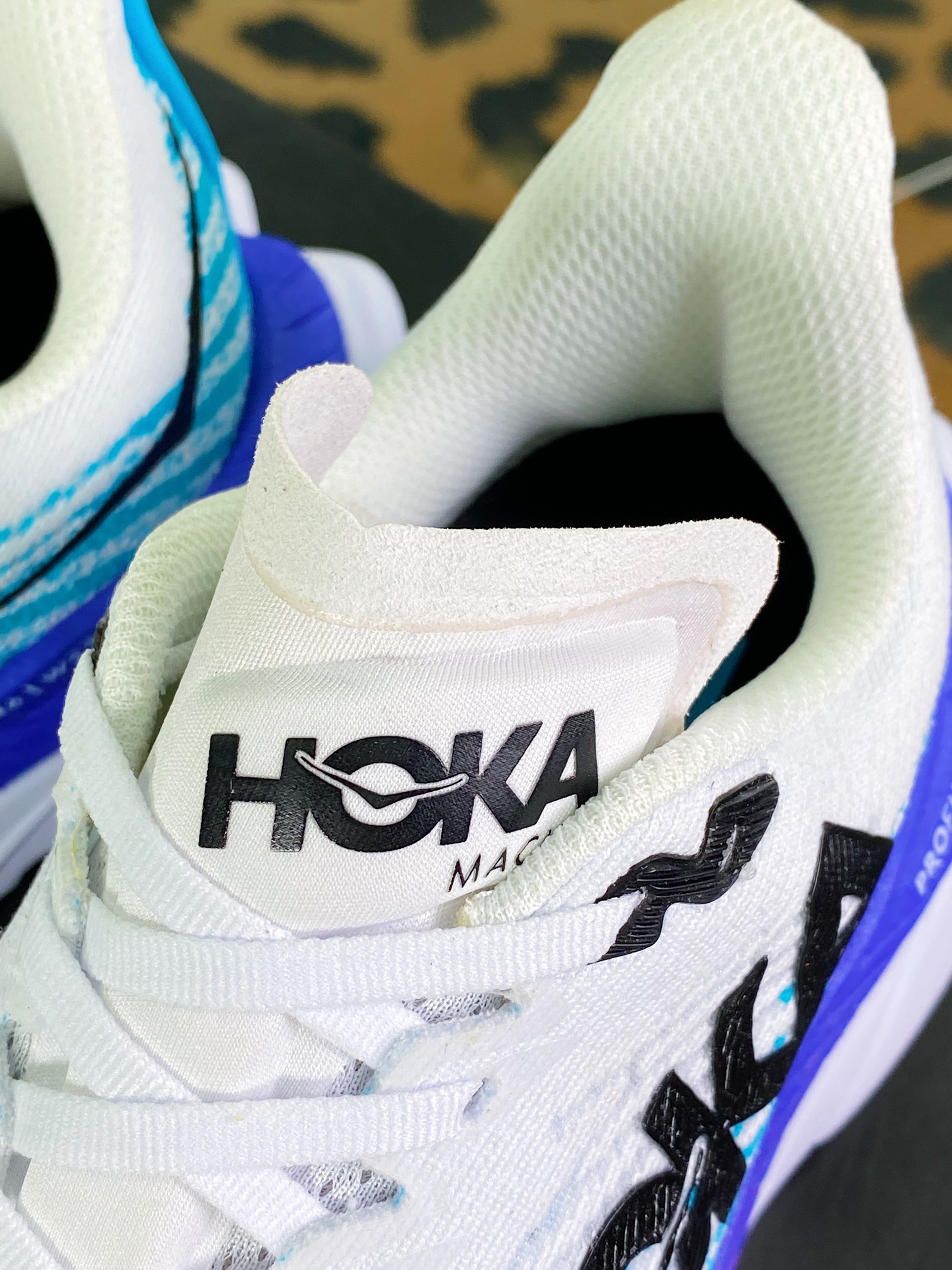 Men [HOKA] ONE ONE Bondi 8 Low series low-cut thick-soled jogging shoes ”Mesh White and Blue Pink” 1127893/ WSBB