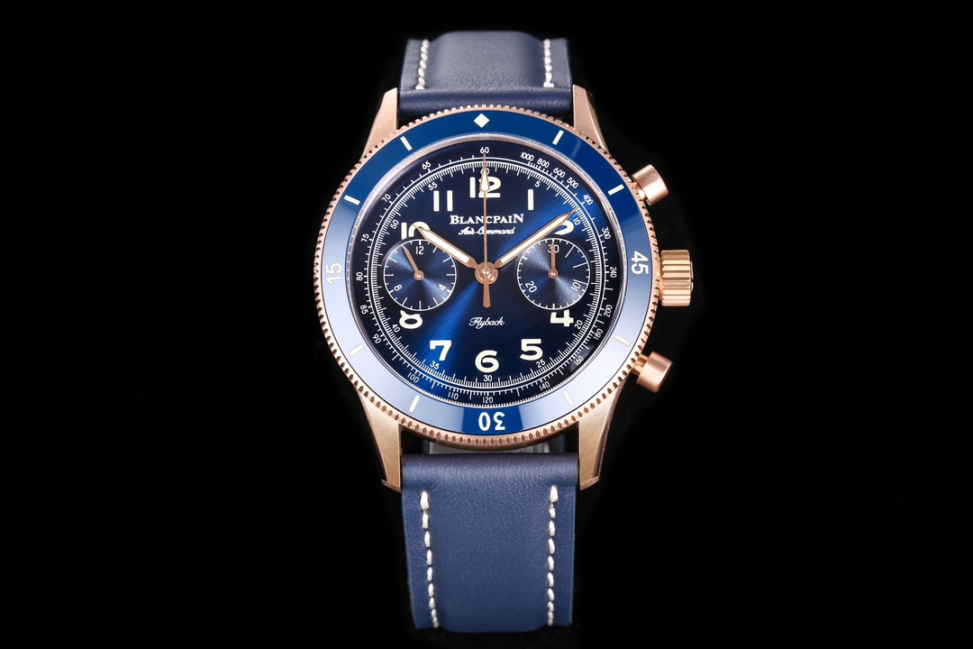 NO:152194,IT new product Blancpain’s new Ait Command Air Force Command Series AC02, a legendary chronograph. The new Air Force Commander is loyal to historical traditions in design and fully integrates the retro style of the 1950s with Blancpain’s high-end watchmaking craftsmanship!  1 The case is made of red gold, with a diameter of 42.5mm, the lugs are slender, and the front of the lugs and the side of the case are all brushed, and only one polished on the edge of the lug is consistent with the authentic product. 2 The movement is equipped with the Dandong chronograph movement and F388B movement, which is accurate in time, and all details are reproduced according to the original 1:1. The two-way silent rotation of the 3-ring port is consistent with the authentic product. The ceramic circle is polished, and all the scales on the ceramic circle, including the diamond block at 12 o'clock, are all luminous. 4 The disc uses a binocular chronograph, 3 o'clock is 30 minutes, and 9 o'clock is 12 hours. The large digital hour markers on the disc and the large syringe pointer are luminous coating. The speed ring and chronograph are located at the edge of the disc. 5 The original brushed buckle is matched with retro blue leather, full of retro style.19860909IT新品宝珀全新Ait Command空军司令系列AC02,极具传奇色彩的计时码表,新款空军司令在设计上忠于历史传统,并将上世纪50年代的复古风格和宝珀的高级制表工艺充分融合！ 1表壳采用红金材质,表径42.5mm,手表表耳修长,表耳正面、表壳侧面全部拉丝,只有表耳边缘有一道抛光与正品一致. 2机芯搭载丹东计时机芯改F388B机芯,走时精准,所有细节按照原版1:1复刻. 3圈口双向静音旋转与正品一致,陶瓷圈进行了抛光,陶瓷圈上的所有刻度,包括12点位菱形块,全部都有夜光. 4 盘面使用双眼计时盘,3点位是30分钟计时、9点位是12小时计时.盘面大型数字时标,以及大型注射器指针,都有夜光涂层.测速圈和计时刻度,位于盘面边缘. 5原版拉丝表扣搭配复古蓝色皮,满满的复古风.,,Watch