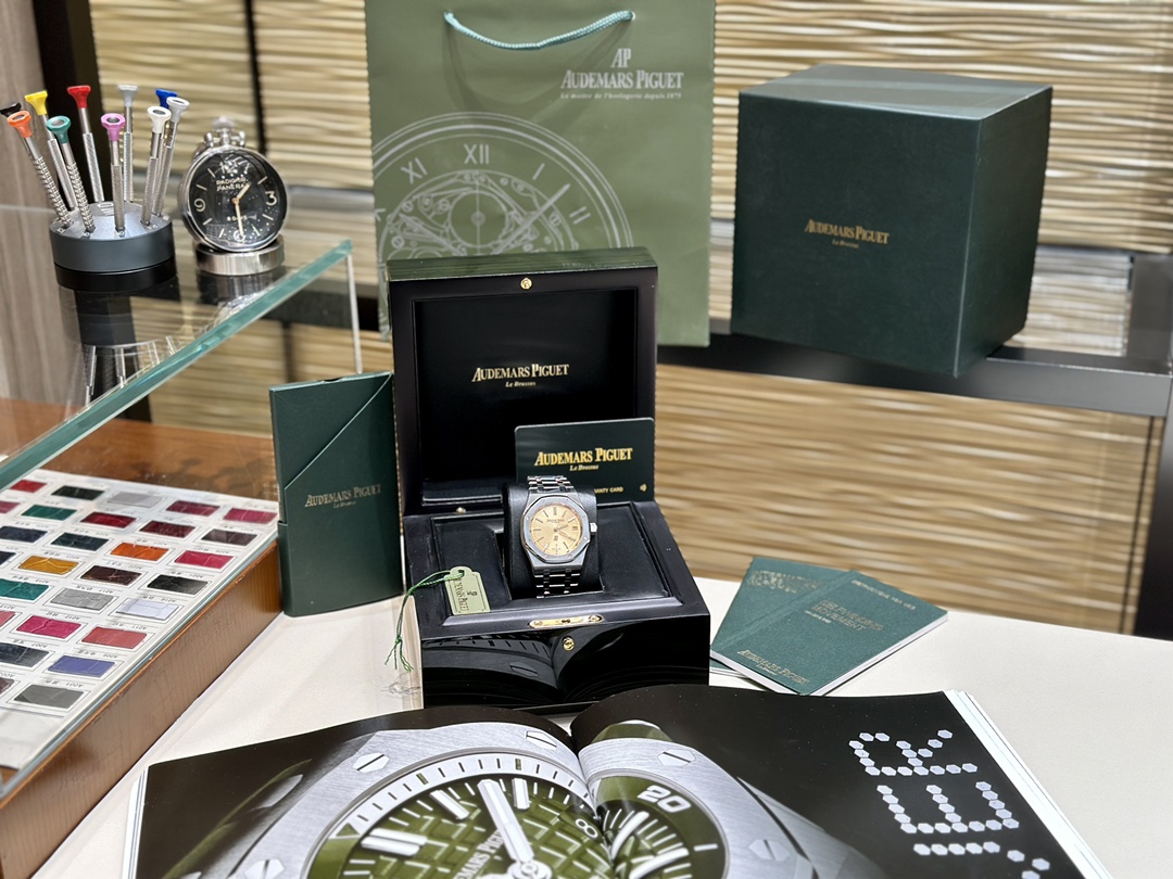 NO:943274,Platinum B7 Factory's annual finale - Audemars Piguet Royal Oak Series 15202 AP hard steel king's style is pushed to a higher height [Case] 39MM diameter, ultra-thin case 9 thickness  The classic octagonal ring is polished, adding a touch of softness to the masculine shape. It is equipped with an anti-glare sapphire crystal mirror and bottom cover, and is waterproof to 50 meters. [Dial] It can be dazzling even in weak light. It is another technical breakthrough of B7. 'Petite' is engraved on it.  Tapisserie' small plaid decoration, fluorescent-coated white gold three-dimensional time scales and Royal Oak series fluorescent-coated hands are simple yet noble. [Strap] The iconic strap of the Steel King is meticulous in workmanship, and the size and width of each knot are moderate. Different from the previous folding clasp AP square  It also uses polishing treatment, which complements the bezel with the same polishing treatment. [Movement] Self-researched and restored genuine Cal.2121 movement, the appearance is similar, and the stability of the movement is no less than the original. Except that the old model needs to adjust the calendar by turning the hour hand, the new movement can quickly adjust the calendar and is more convenient to use.  God-level texture, the king of polishing!  Please appreciate it and play with it!  ,,audemars19860909白 金 B7厂年度压轴巨献——爱彼皇家橡树系列15202 AP硬气钢王的风采推向更高的高度【表壳】39MM表径,超薄表壳9厚度 经典八边形圈口抛光处理,阳刚的造型中反而多了丝毫的柔和之感,搭配防眩光处理蓝宝石水晶镜面和底盖,防水深度达50米.【表盘】即便在微弱的光线下也能绚烂夺目,大放异彩,是B7又一技术层面的突破.镌刻“Petite Tapisserie”小型格纹装饰,荧光涂层白金立体时标和皇家橡树系列荧光涂层指针简洁而不失高贵.【表带】钢王标志性的表带做工一丝不苟,各个表结的大小、宽度适中.不同以往的折叠表扣AP方块也采用抛光处理,与同样抛光处理的圈口相得益彰.【机芯】自研还原正品Cal.2121机芯,外观神似,更是不亚于原装的机芯稳定性,除去老款需靠转动时针调日历,新款机芯可以快调日历更加方便使用. 神级质感,打磨之王！ 敬请广大表友鉴赏把玩！,,audemars,Watch
