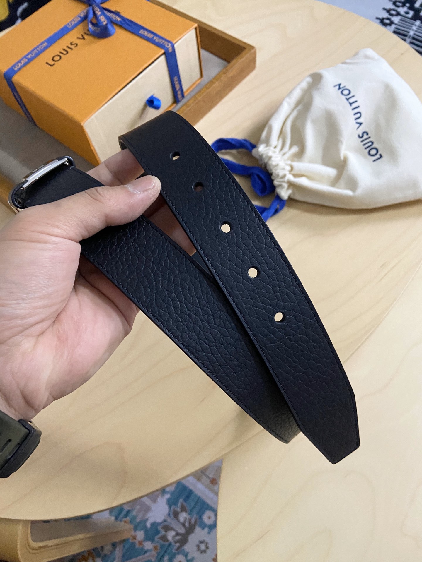 Louis Vuitton 代购版新款LV男士双面腰带取材进口专款面料 大荔枝纹牛皮 方形搭扣暗藏珐琅 LV 标识