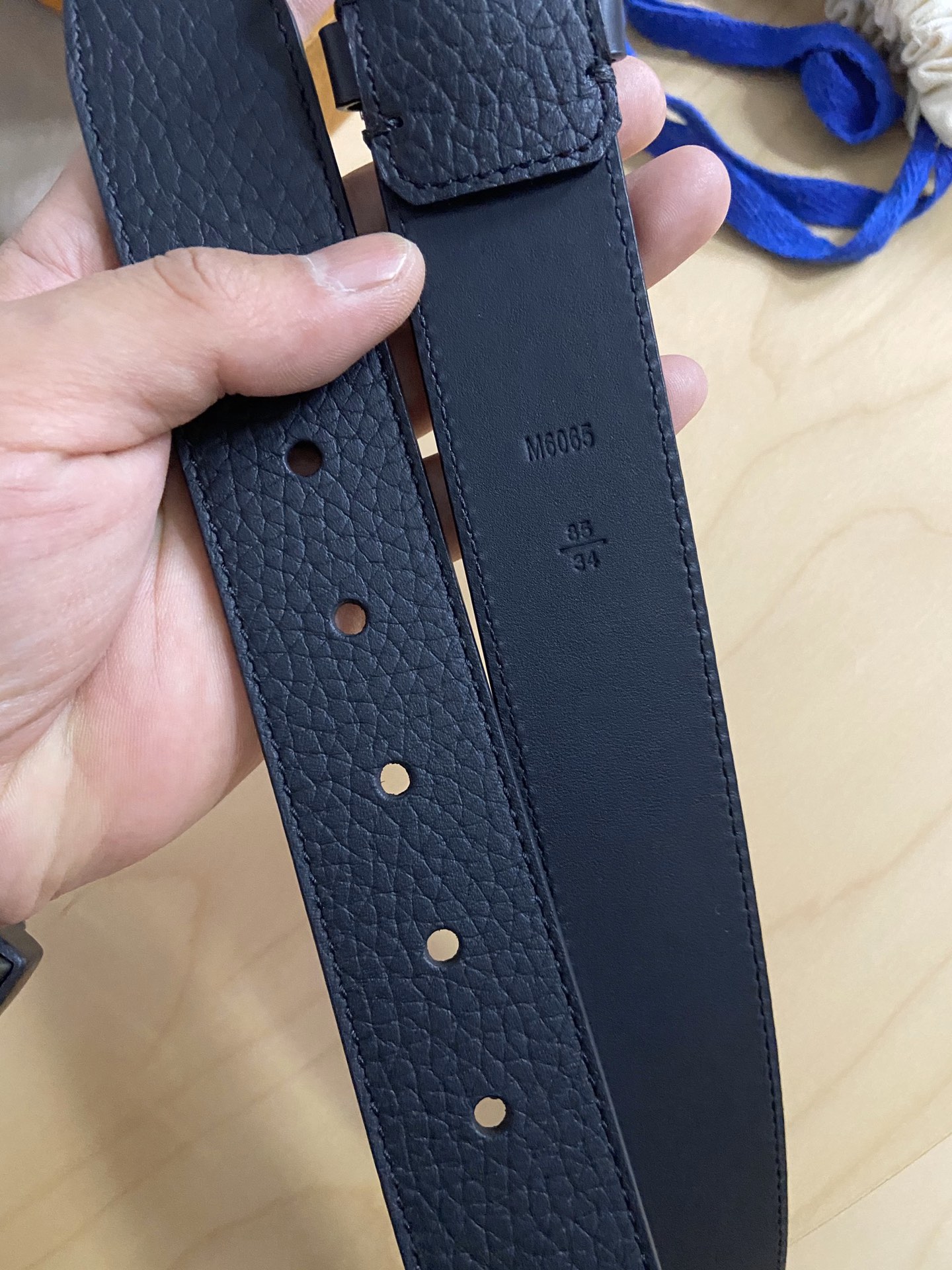 Louis Vuitton 代购版新款LV男士双面腰带取材进口专款面料 大荔枝纹牛皮 方形搭扣暗藏珐琅 LV 标识