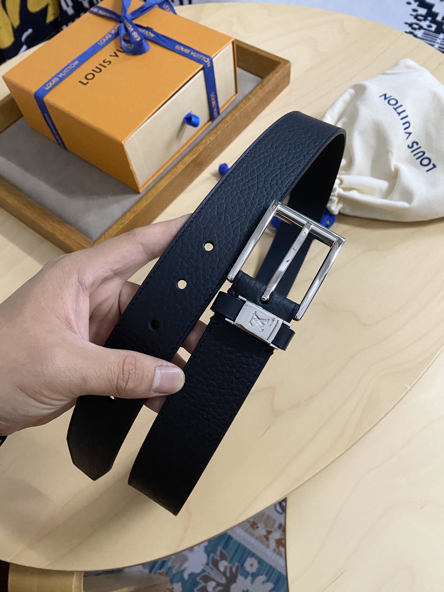 Louis Vuitton 代购版新款LV男士双面腰带取材进口专款面料 大荔枝纹牛皮 方形搭扣暗藏珐琅 LV 标识