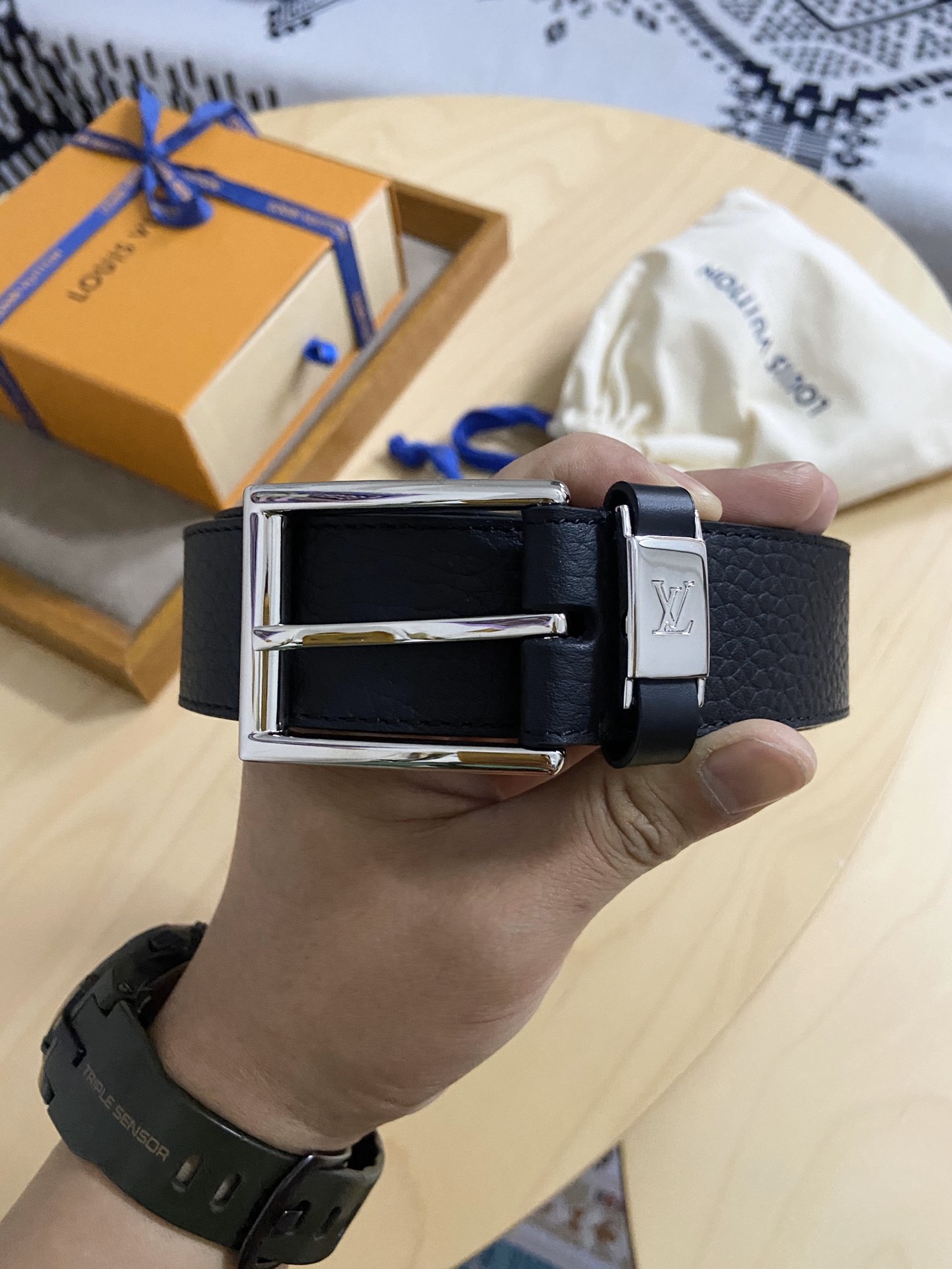 Louis Vuitton 代购版新款LV男士双面腰带取材进口专款面料 大荔枝纹牛皮 方形搭扣暗藏珐琅 LV 标识