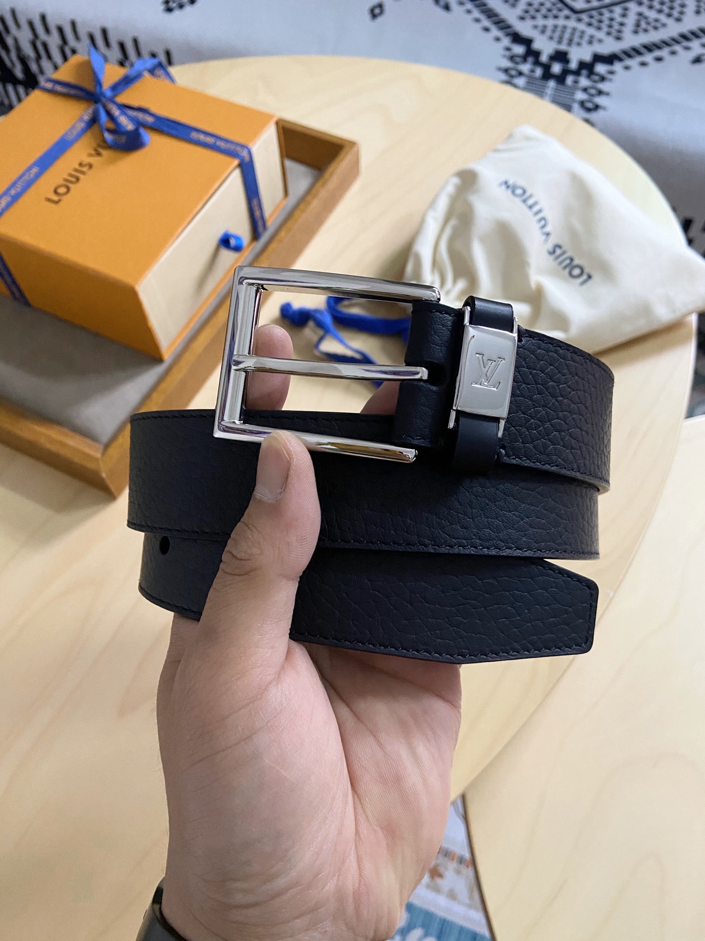 Louis Vuitton 代购版新款LV男士双面腰带取材进口专款面料 大荔枝纹牛皮 方形搭扣暗藏珐琅 LV 标识